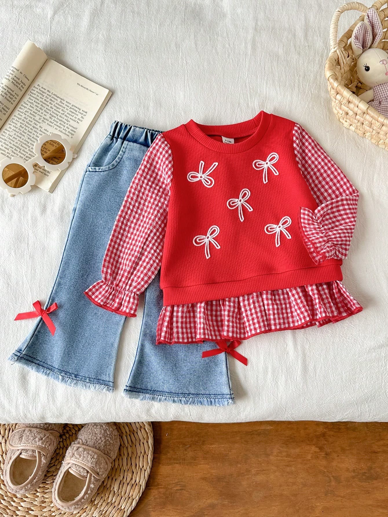 SHEIN Vintaside Kids 2pcs Baby Girl Spring/Autumn Preppy Style Set, Red Ribbed Bow Embroidery Tank Top With Plaid Ruffle Hem 2 In 1 Design + Red Bow Decor Denim Flare Pants With Frayed Hem, Sweet And Youthful, Suitable For Daily Wear, Outings And 1st Birthday Outfit