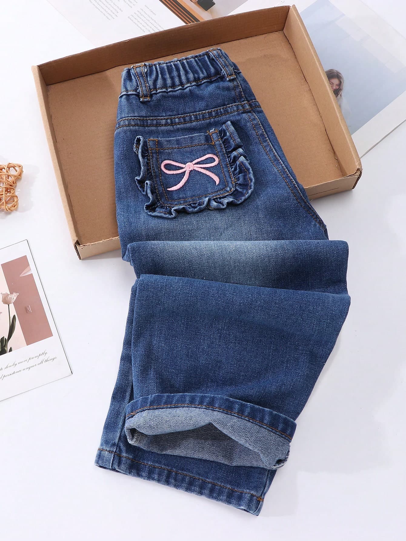 SHEIN Elladie kids Girls' Denim Jeans, All-Season Long Pants, Fashion Casual Style, Dark Wash Denim Light Blue, Elastic Waist Design, Back Pocket Bow Embroidery Pattern, Ruffle Hem, Straight Leg Fit, Back To School Season, European And American Style, Sweet And Cute, New Arrival, Soft And Comfortable Fabric, Daily Versatile Fashion Outfit, Spring And Autumn New Girls' Denim Long Pants