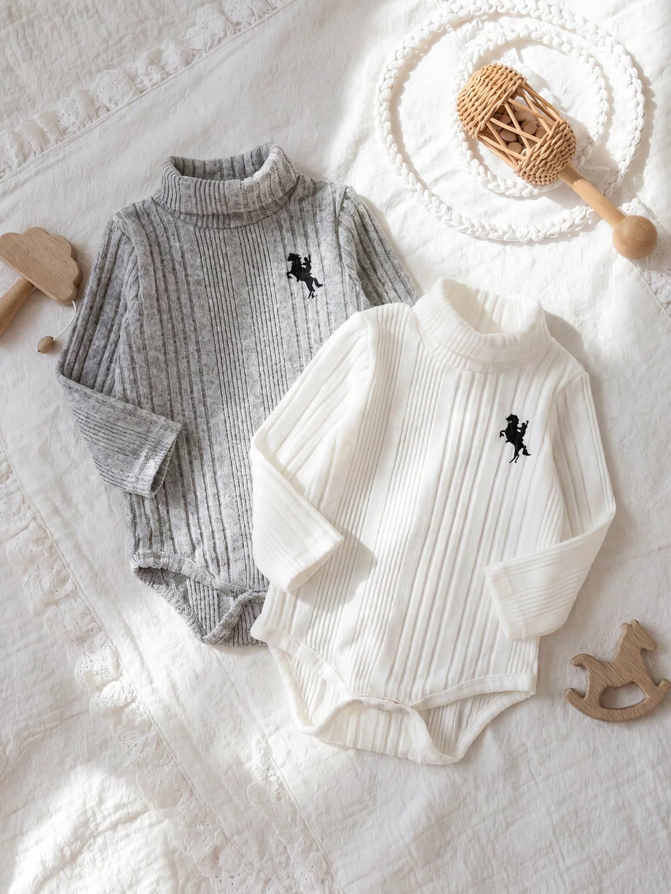 SHEIN Playful Pals 2pcs/Set Baby Boys Solid White & Grey Thermal Lined Thick Ribbed Soft Fabric Animal Horse Print Minimalist Retro Fashion Korean Style High Neck Long Sleeve Bodysuit With Open Crotch, Suitable For Autumn/Winter Daily Outings Or Indoor Versatile Wear