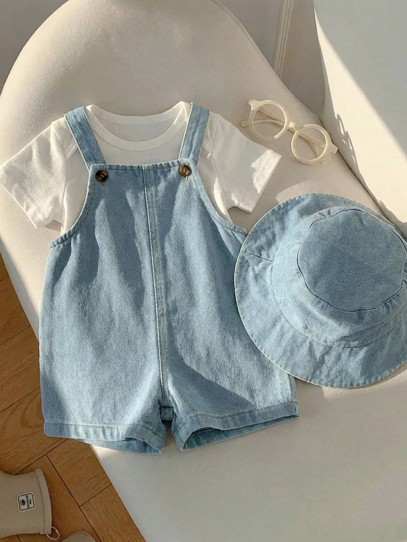 SHEIN 2pcs Baby Boy/Girl Denim Bib Shorts & Bucket Hat Set, Casual Summer Outfit Suitable For Home, Outing, Beach