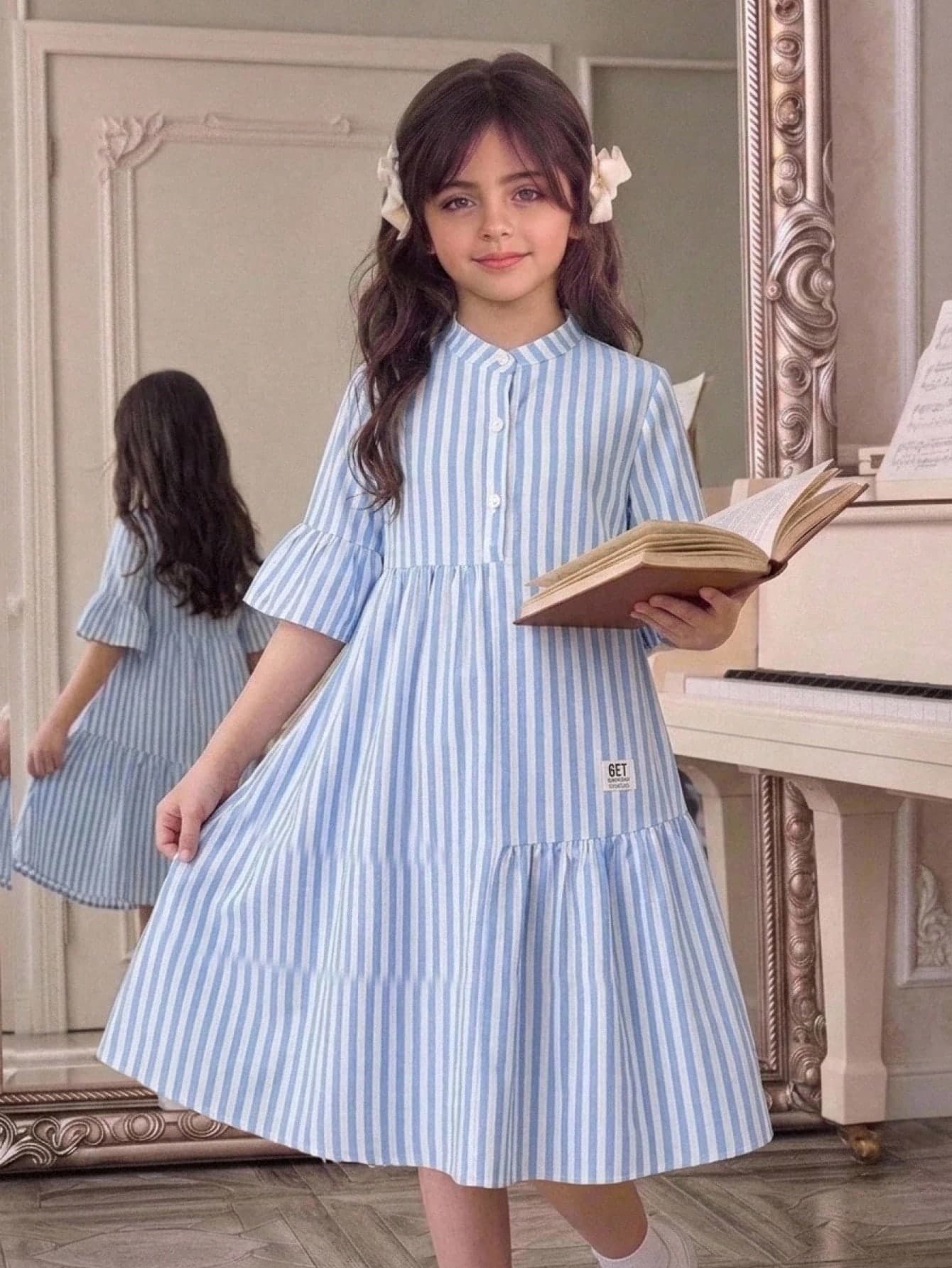 SHEIN KidsTween Girl Casual College Striped Shirt Dress, Lapel Design + Single-Breasted, Combines The Crispness Of A Shirt With The Femininity Of A Dress, Ruffle Cuffs And Hemline Add Lively Charm, Loose Fit, Back To School Season Outfit, Daily School, Weekend Outings, Blue Small Collar Shirt Dress, Doll Dress, Letter Woven Label