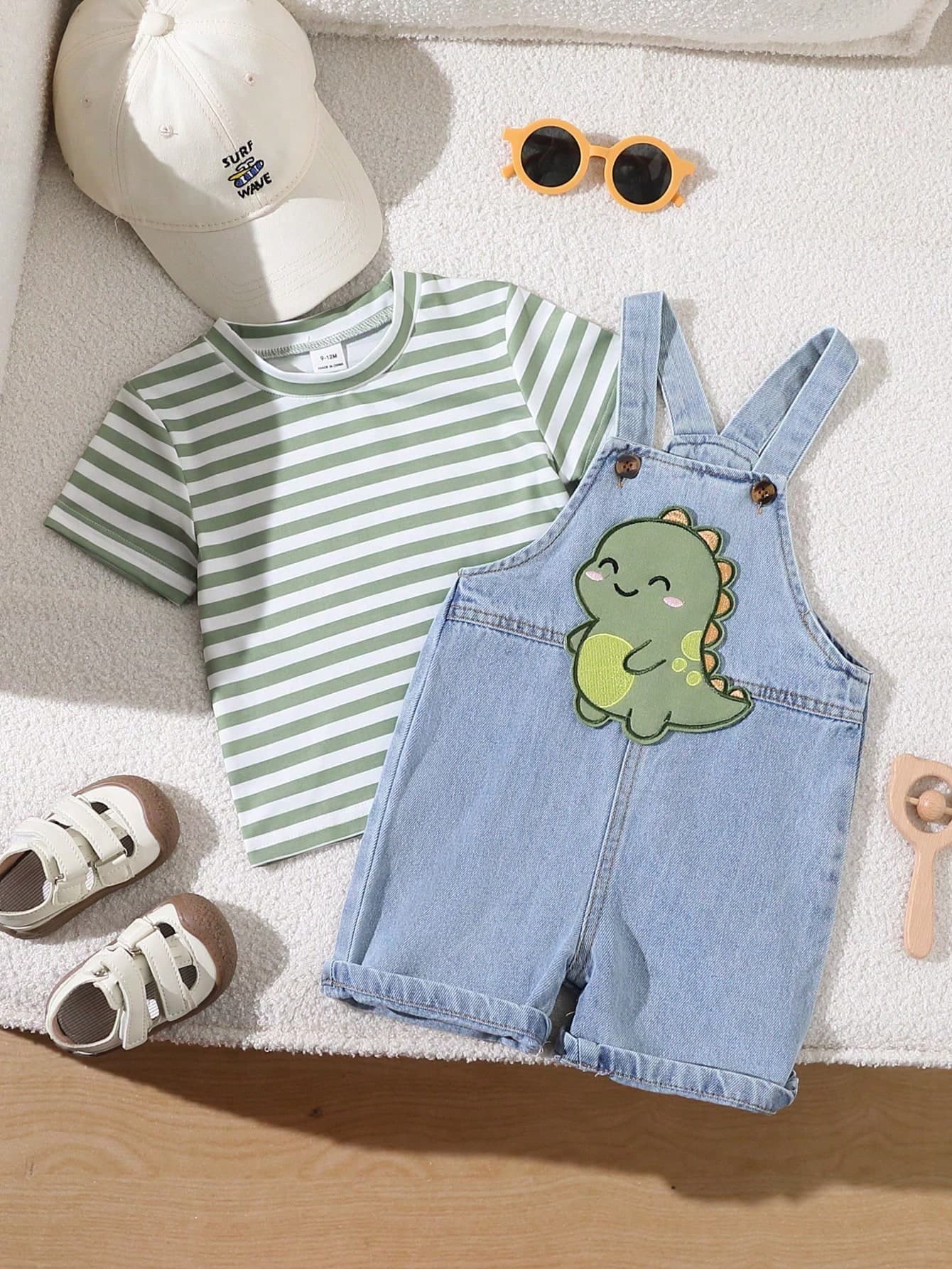 SHEIN Playful Pals Baby Boys Summer Energetic Playful Dinosaur Print Denim Overalls Shorts With Green And White Striped T-Shirt Set, Loose Comfortable Fit, Suitable For Daily Outings, School Activities, Family Gatherings, Outdoor Play