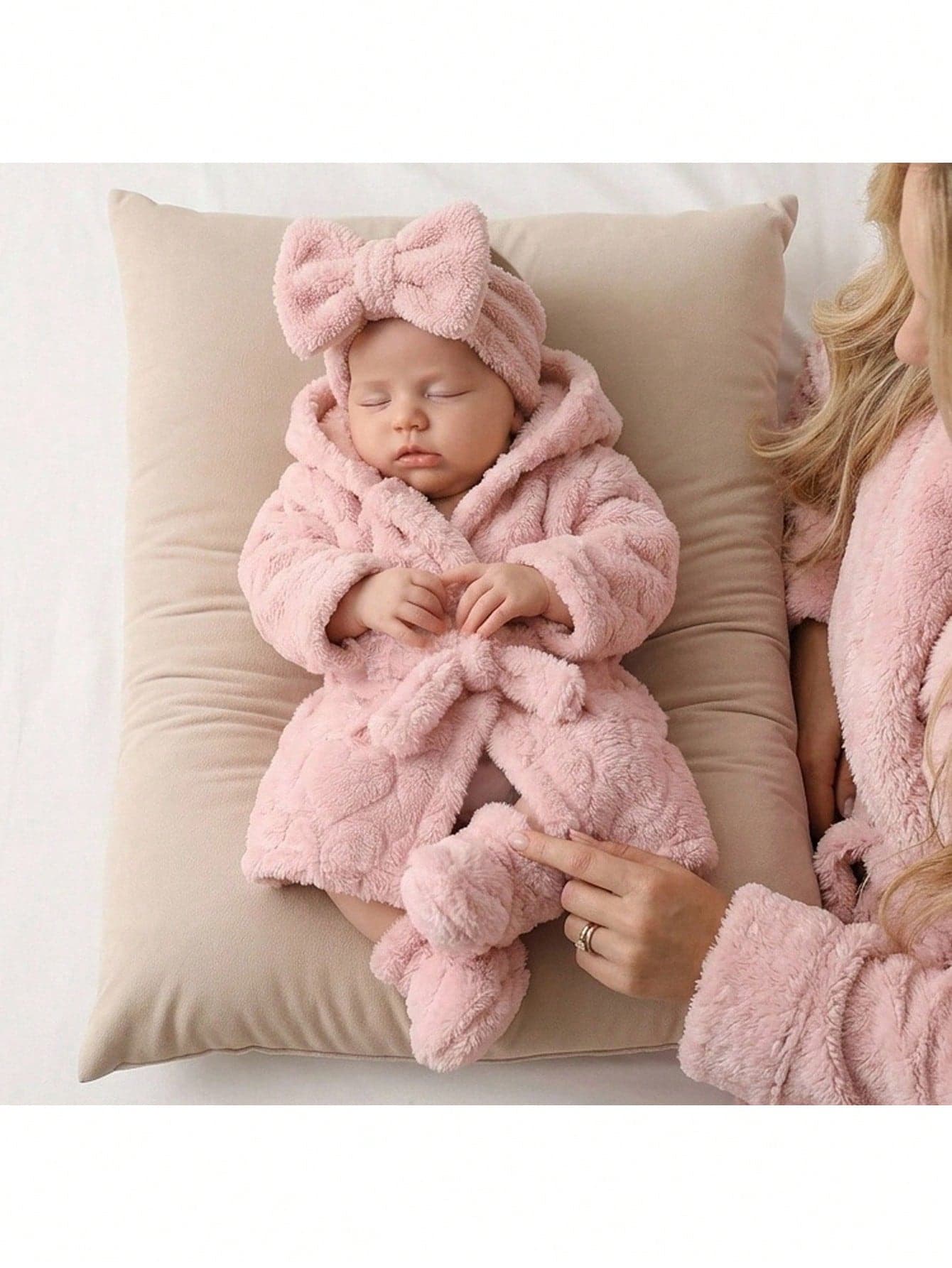 SHEIN Newborn Baby Plush Long Sleeve Hooded Robe Autumn Winter