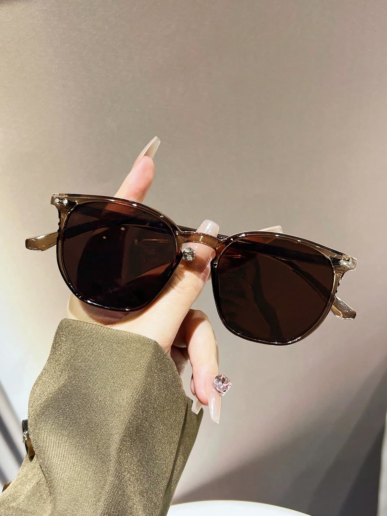 Brown Round PC Frame Fashion Glasses With Earring Decor For Women, Daily Beach Travel Shades