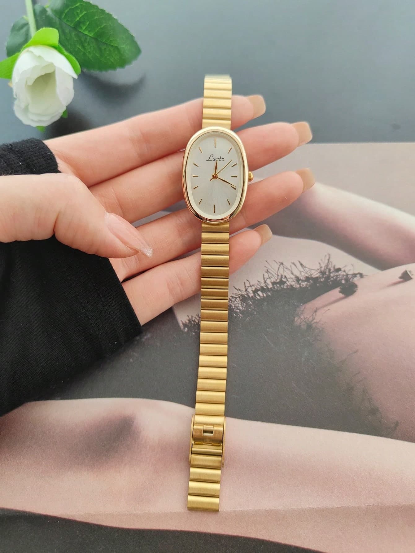 1pc New Elegant Casual Minimalist Women's Wrist Watch, Classic Stainless Steel Strap, Vintage Lightweight Luxurious Graceful, Quartz Movement, Suitable For Daily Wear, A Wonderful Gift For Female Friends Or Family.