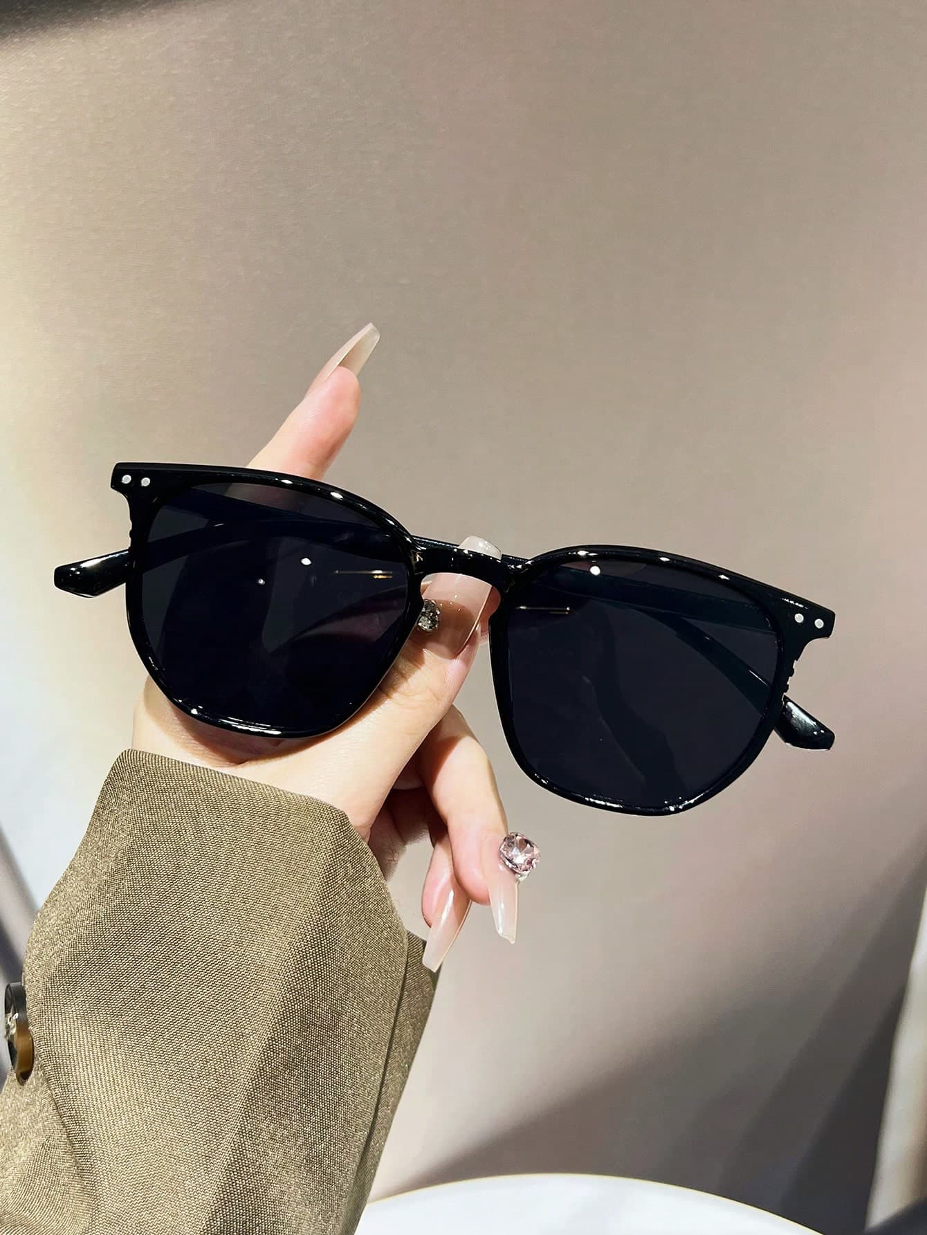 1 Pair Of Women Round PC Frame Personalized Rivet Fashion Glasses, Suitable For Daily Wear. Beach Accessories For Women Glasses Shades Basics Fall Winter Women Outfits Clothes Business Casual Gifts For Summer Beach Vacation,Outdoor,Travel