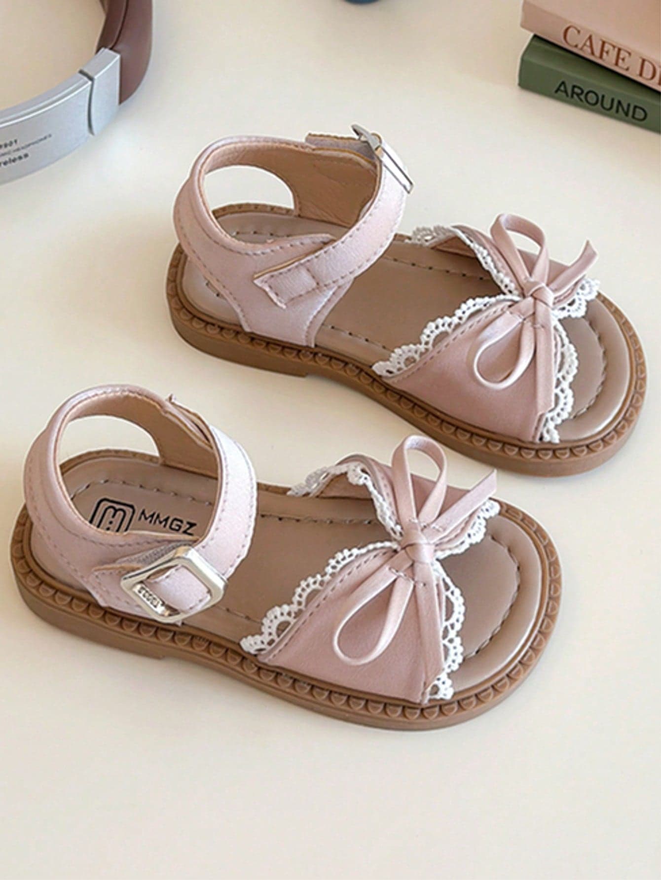 This Popular Pink Children's Sandals Feature Pink Shoelaces And Metal Buckles, With A Pink Bow And Lace Trim On The Vamp. The Sweet And Fresh Style Is A Summer Fashion , Suitable For Children's Daily Wear And Vacation, Fitting Kids Aged 3-12.