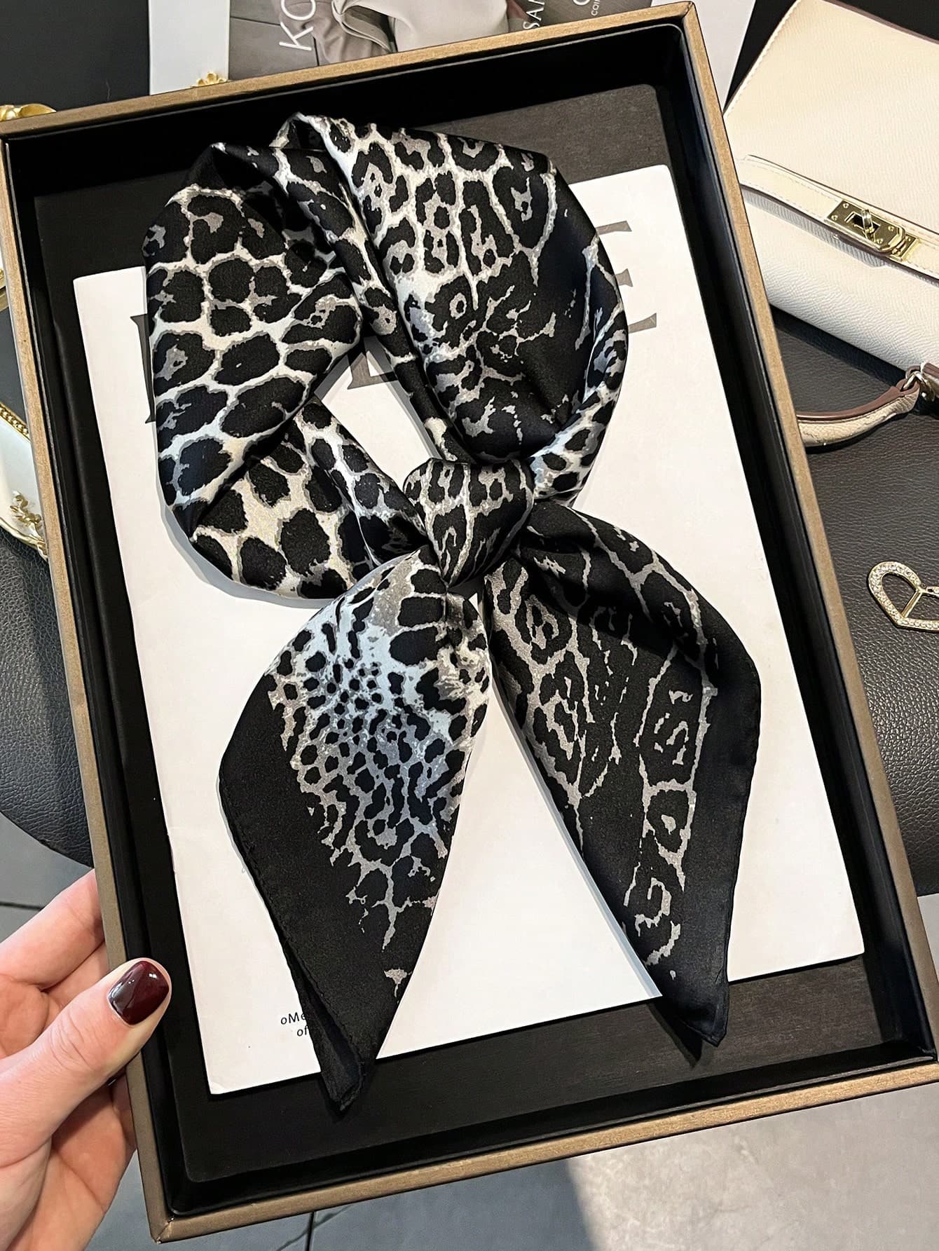 1pc Women's Elegant Vintage Leopard Print Lightweight Square Satin-Like Scarf, Bohemian Retro Casual Neck Scarf/Shawl, Thin And Comfortable, Suitable For Spring/Summer Daily Wear And Dress Matching