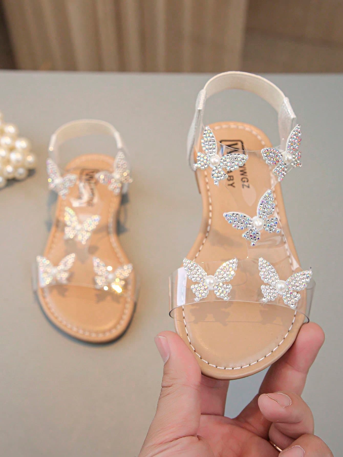 1 Pair Of Fashionable, Shiny Girl Butterfly Decorated Sparkling Rhinestone Transparent Flat Sandals, Fairy Style, Very Suitable For Summer Wear.