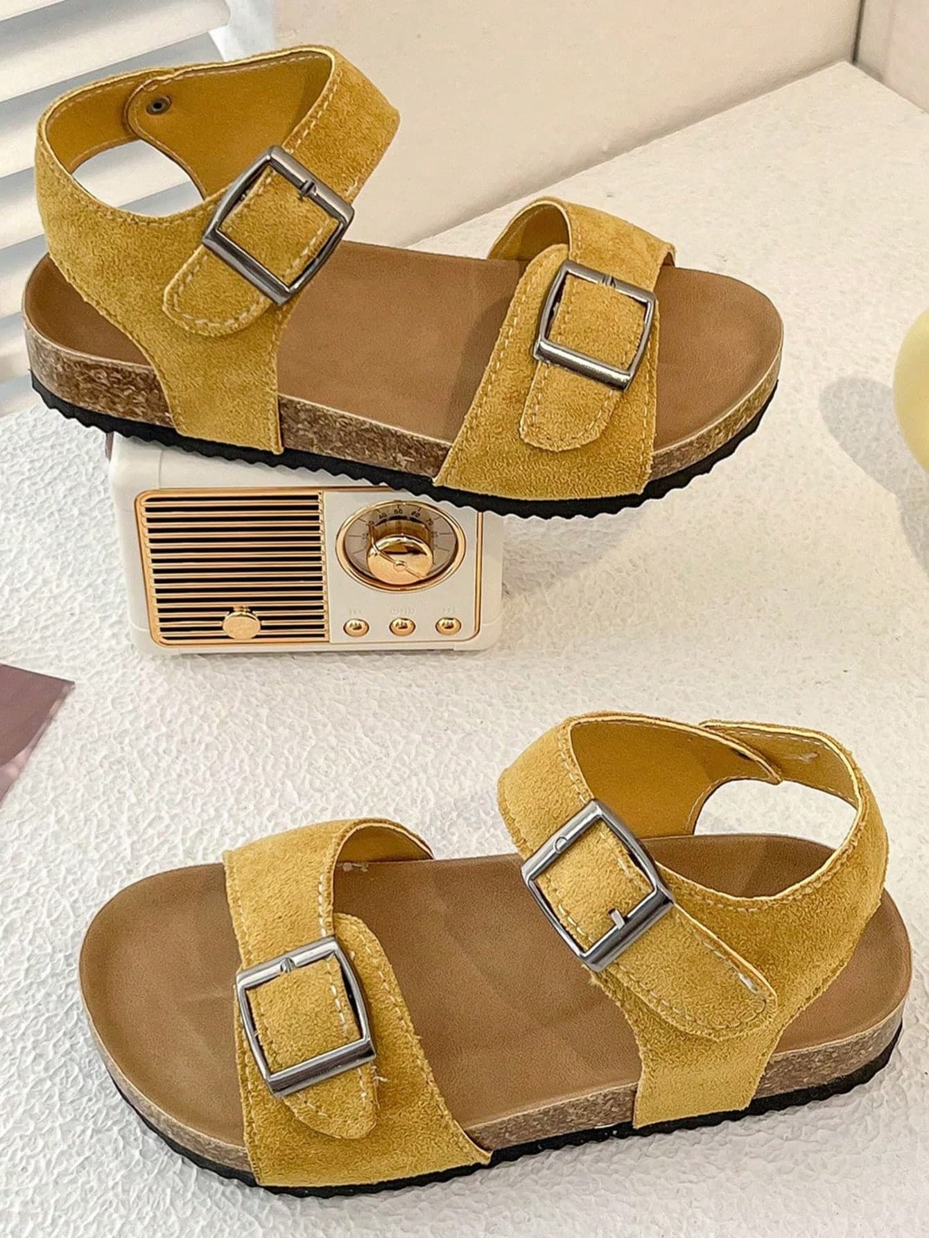1 Pair Summer Bestselling Non-Slip Children's Sandals. The Upper Is Made Of Yellow Suede Material, With Two Metal Buckle Straps, Simple And Generous Design. The Overall Style Is Casual And Comfortable, Suitable For Girls Aged 3-12 To Wear For Daily Outings, Outdoor Activities, Etc. In The Summer, Showcasing A Casual And Elegant Look.