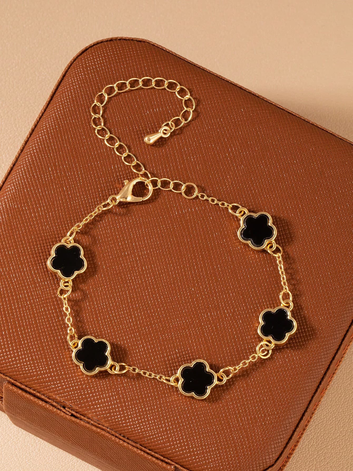 1pc Fashion Minimalist 5-Petal Flower Design Classic Women Bracelet, Suitable For Daily Wear, Best Gift For Friends