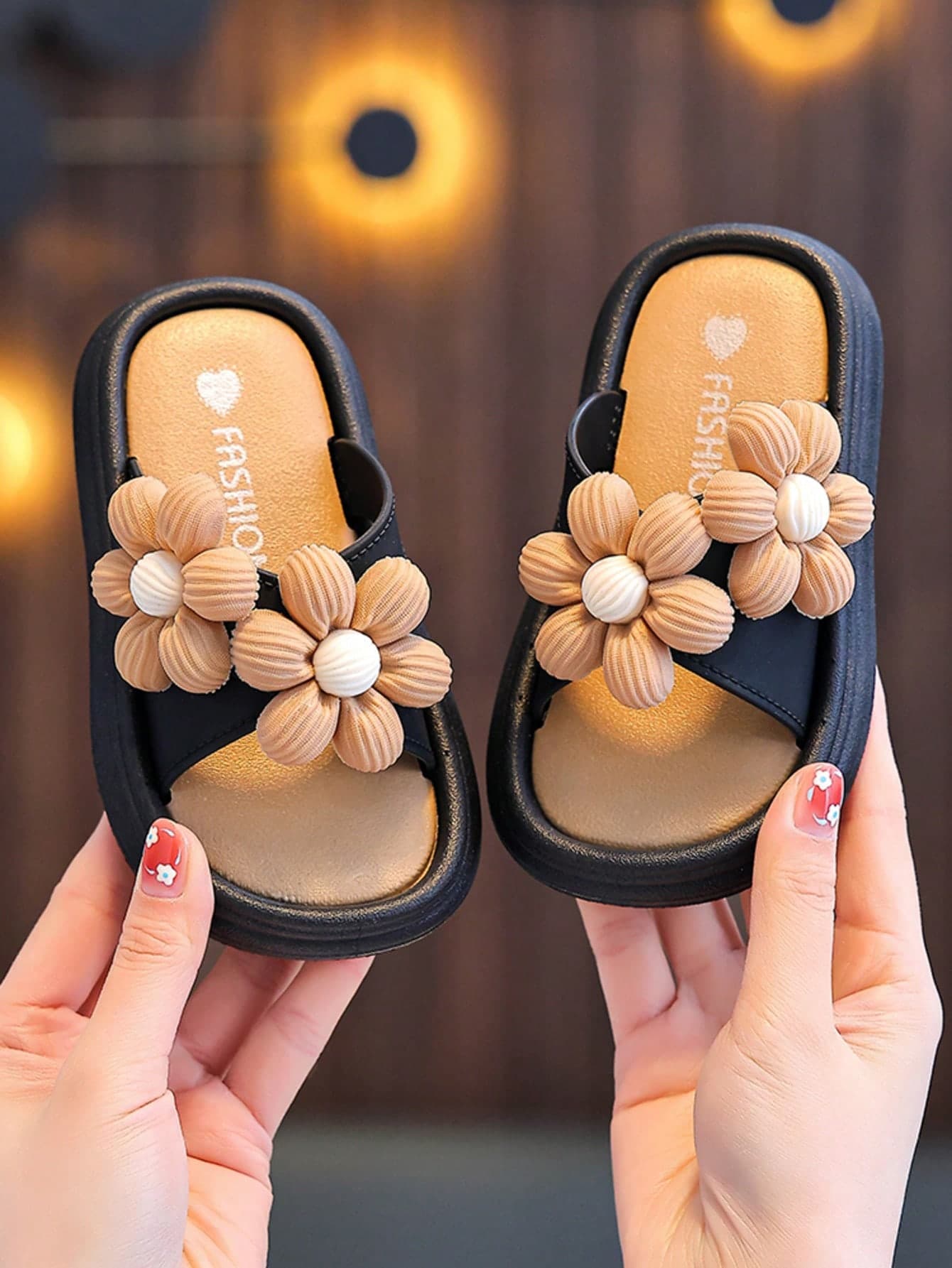 1 Pair Children Anti-Slip Flower Design Beach Sandals, Sweet Fashion Soft Foam Slippers Suitable For Girls