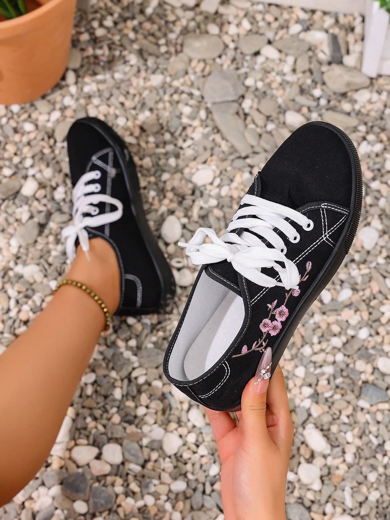 1 Pair Women's Lace-Up Flat Shoes, Embroidered Plum Blossom Pattern, Canvas Upper, Low-Top, Black, Suitable For Outdoor Sports And Skateboarding