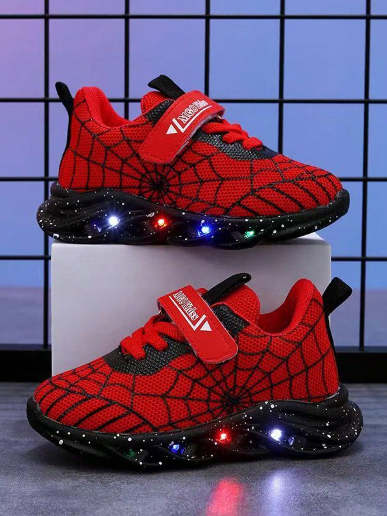 1 Pair 2026 Kids Glowing Cartoon Spider Web Design Light Up Breathable Running Sneakers For Boys, Suitable For Halloween & Christmas