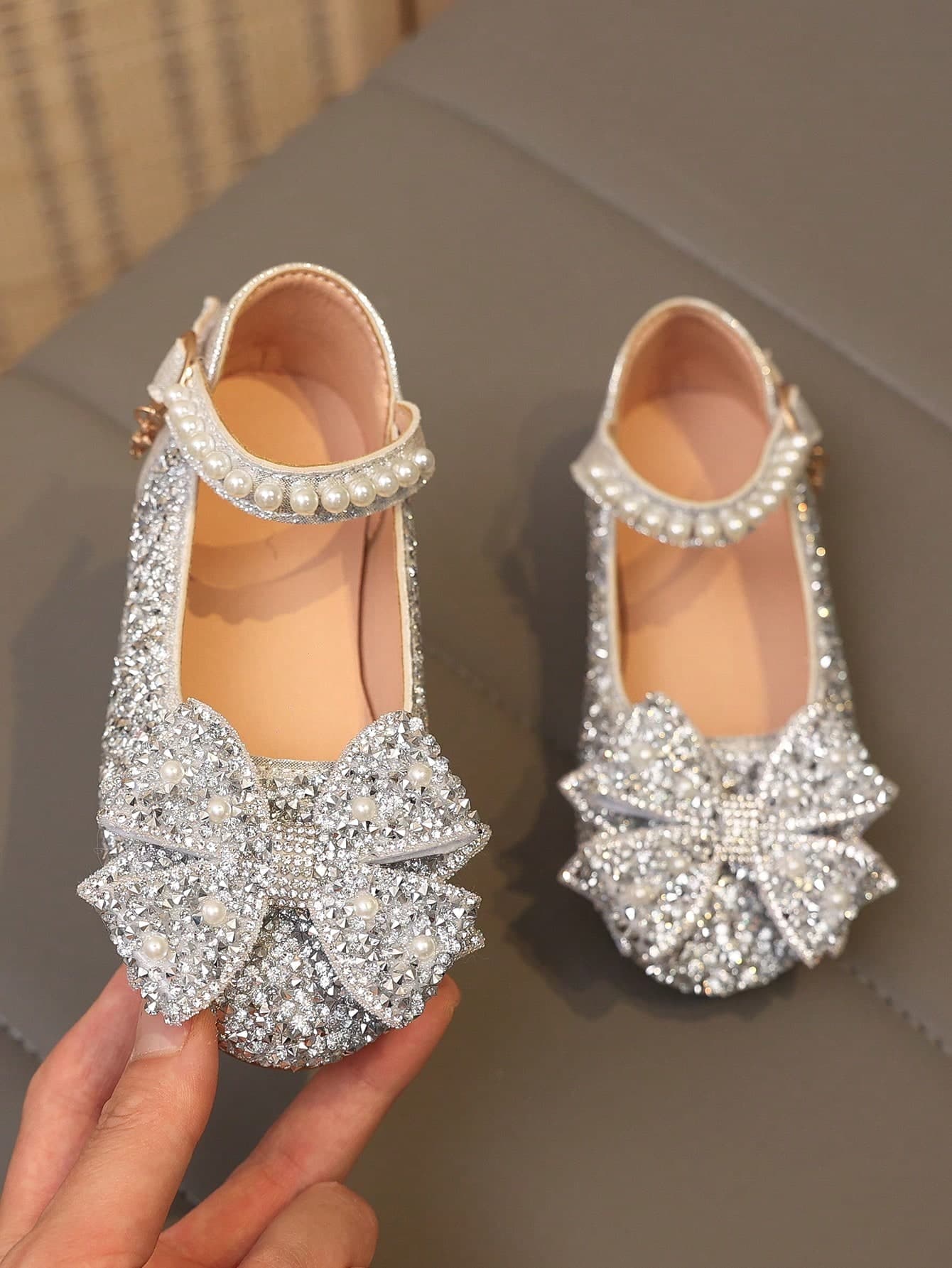 1 Pair 2026 New Fashion Versatile Plus Size Pink Girl's Pearl & Rhinestone Bow Decor Cute Flat Shoes, Round Toe, Suitable For Daily Wear, Dancing, Outdoor In Spring & Autumn, Glitter Decoration Closed Toe Princess Ballet Shoes, Run Small By Half Size