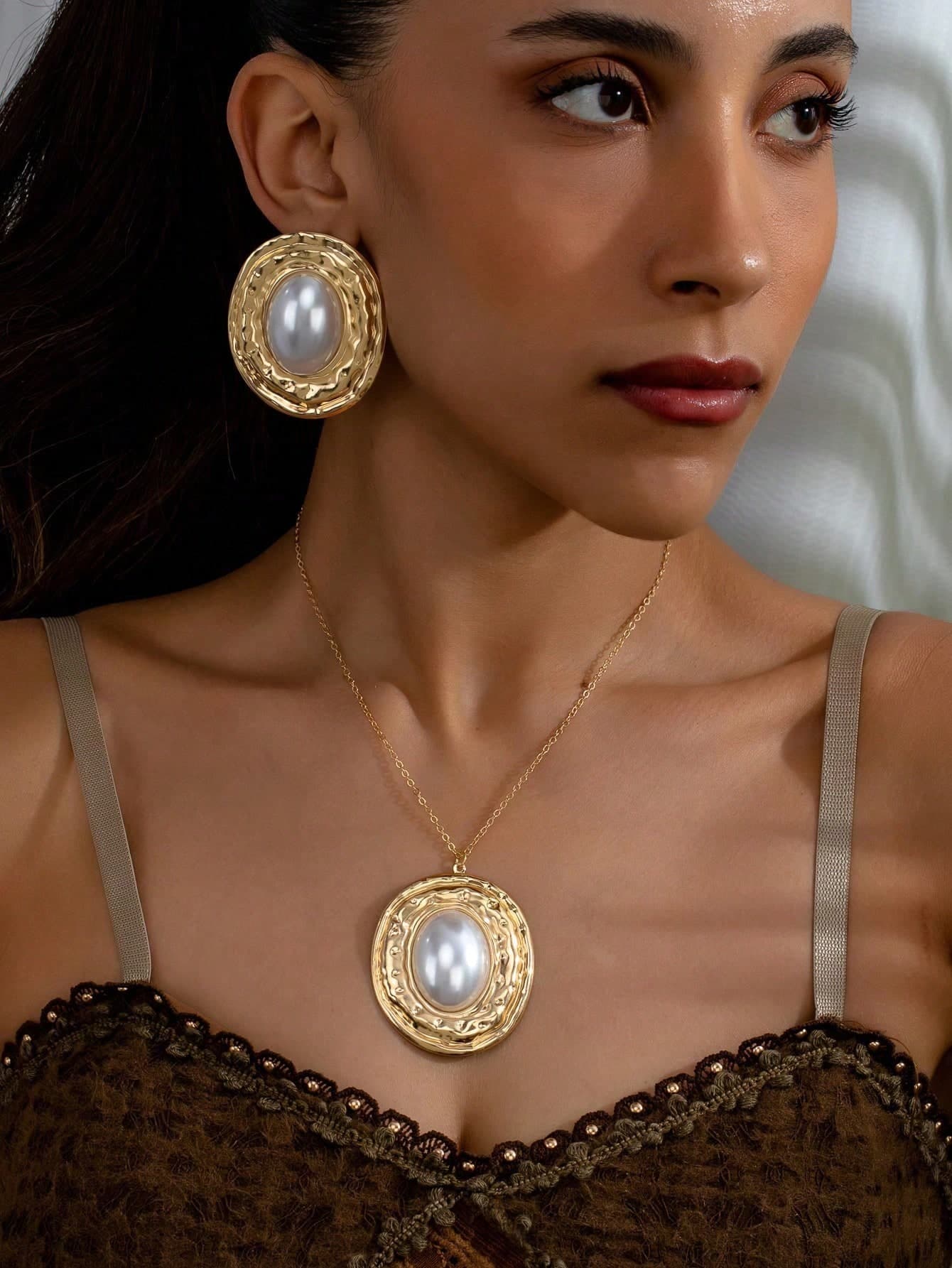 3pcs/Set Fashionable Elegant Metallic Gold & Pearl Pendant Necklace And Earrings For Women, Suitable For Daily Or Party Wear