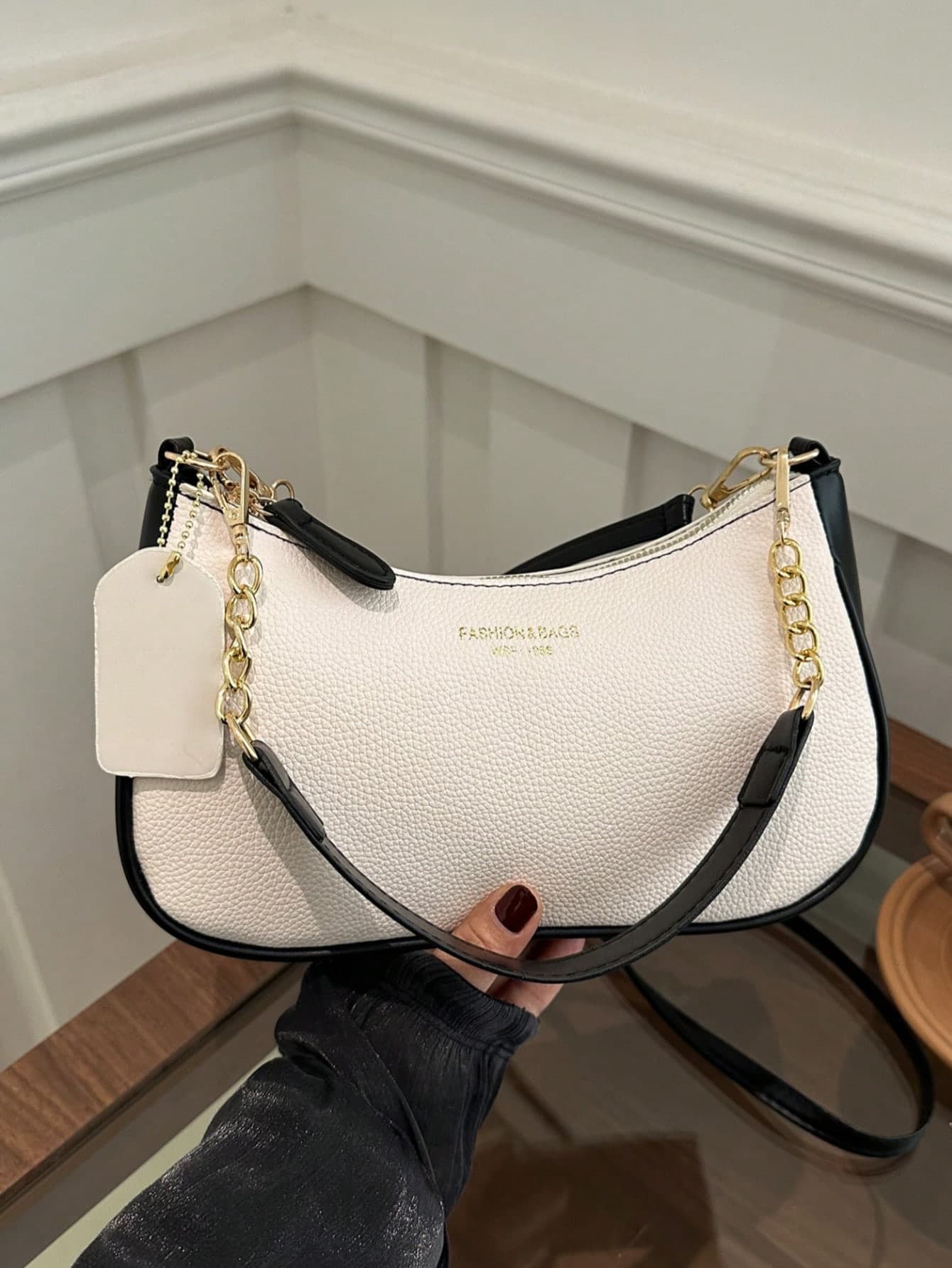 This Solid Color PU Leather Fashion Underarm Bag Is Simple And Stylish, With A Large Capacity.