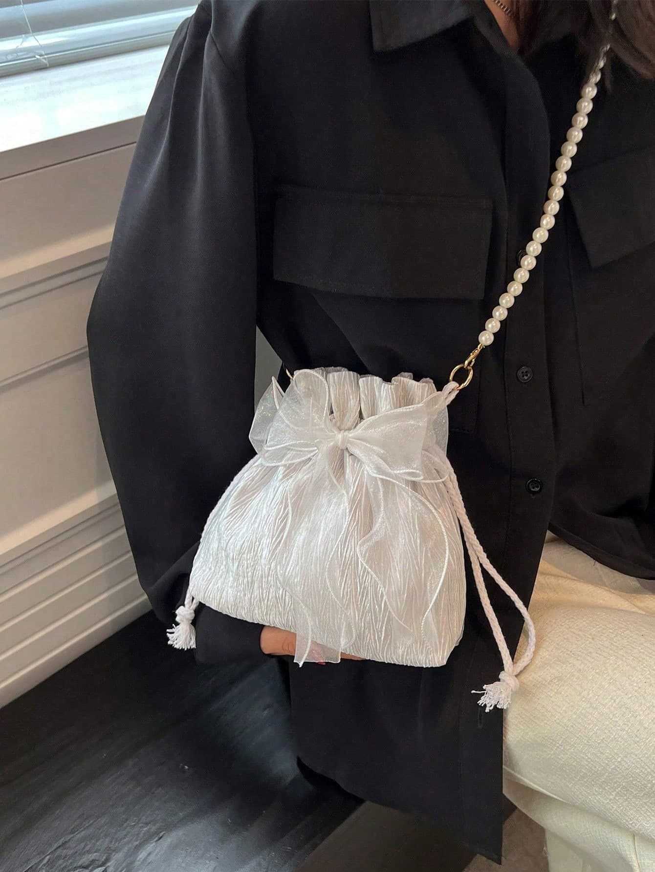 This Fashionable And Elegant Women's Crossbody Bag Is Made Of Polyester Fabric, Decorated With A Bow, Drawstring Closure, And Features A Beaded Chain Strap, Suitable For Occasions Such As Banquets, Parties, And Weddings.