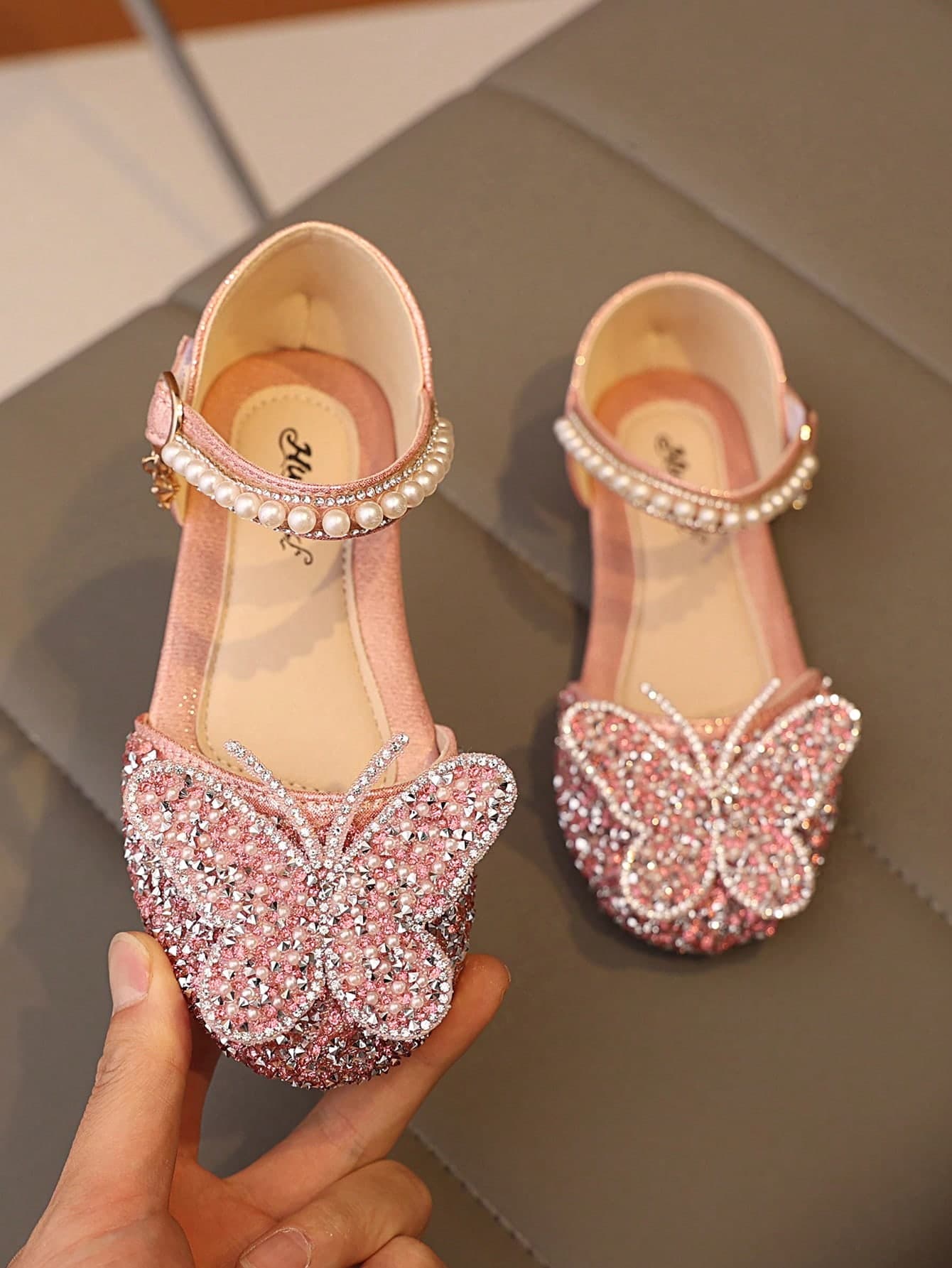 1 Pair Fashion Versatile Pink Girl Pearl & Rhinestone Bow Decor Cute Flat Sandals, Round Toe, Suitable For Daily Wear, Dancing, Outdoor In Spring And Autumn, Glitter Decoration Closed Toe Princess Shoes, Run Small By Half Size