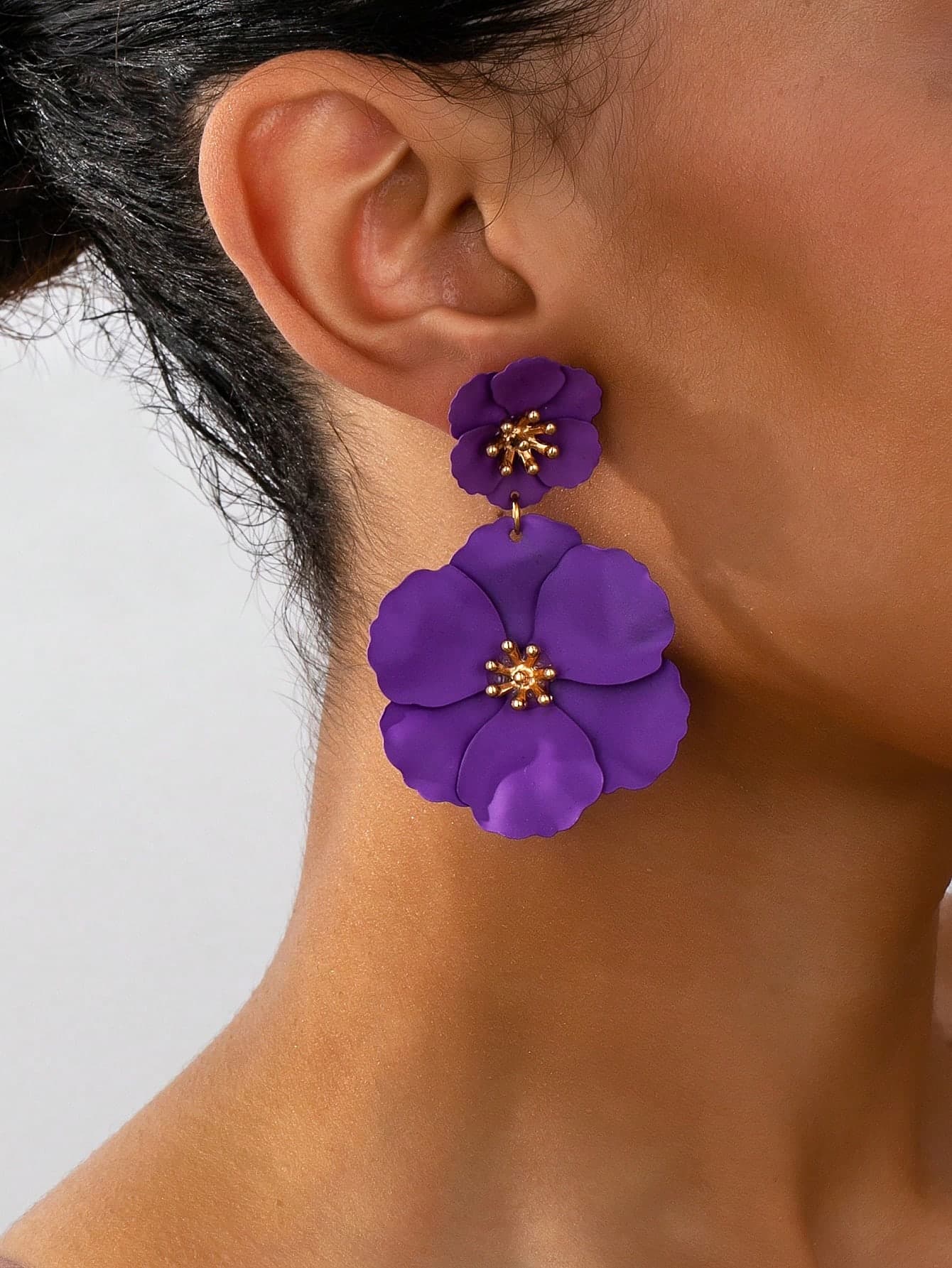 1 Pair Fashionable New Metallic Painted Floral Minimalist Elegant Women Earrings, Romantic Floral Dangle Earrings, Creative Floral Earrings For Women