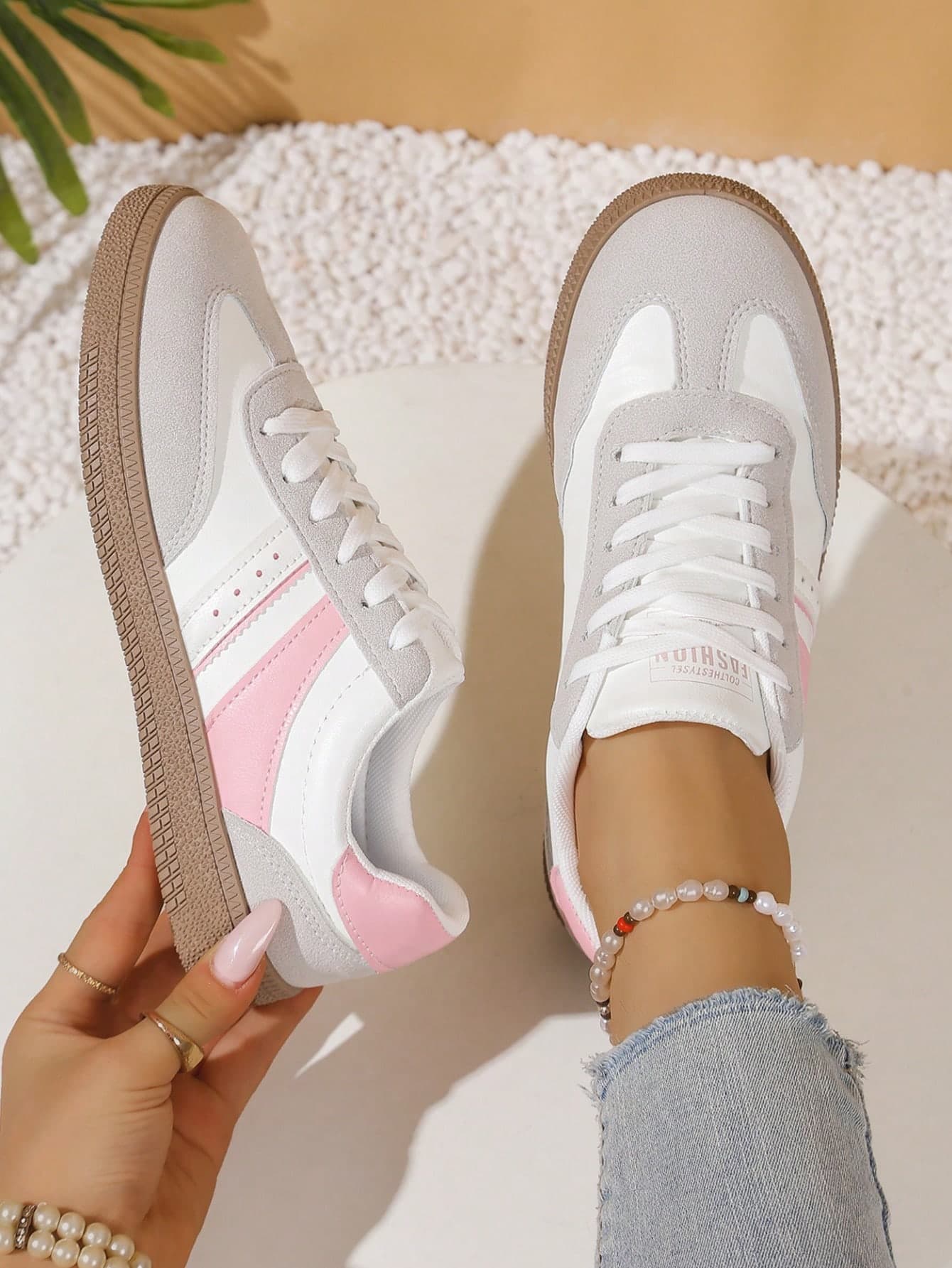 2026 New Women Flat Casual Sneakers, Round Toe Lace-Up Outdoor Versatile Lightweight Trainers, Spring/Autumn, Easy To Clean, Flat Low-Top Casual Shoes, Contrast Color Sports Casual Shoes, Retro Style Skateboard Shoes, Fashionable All Season