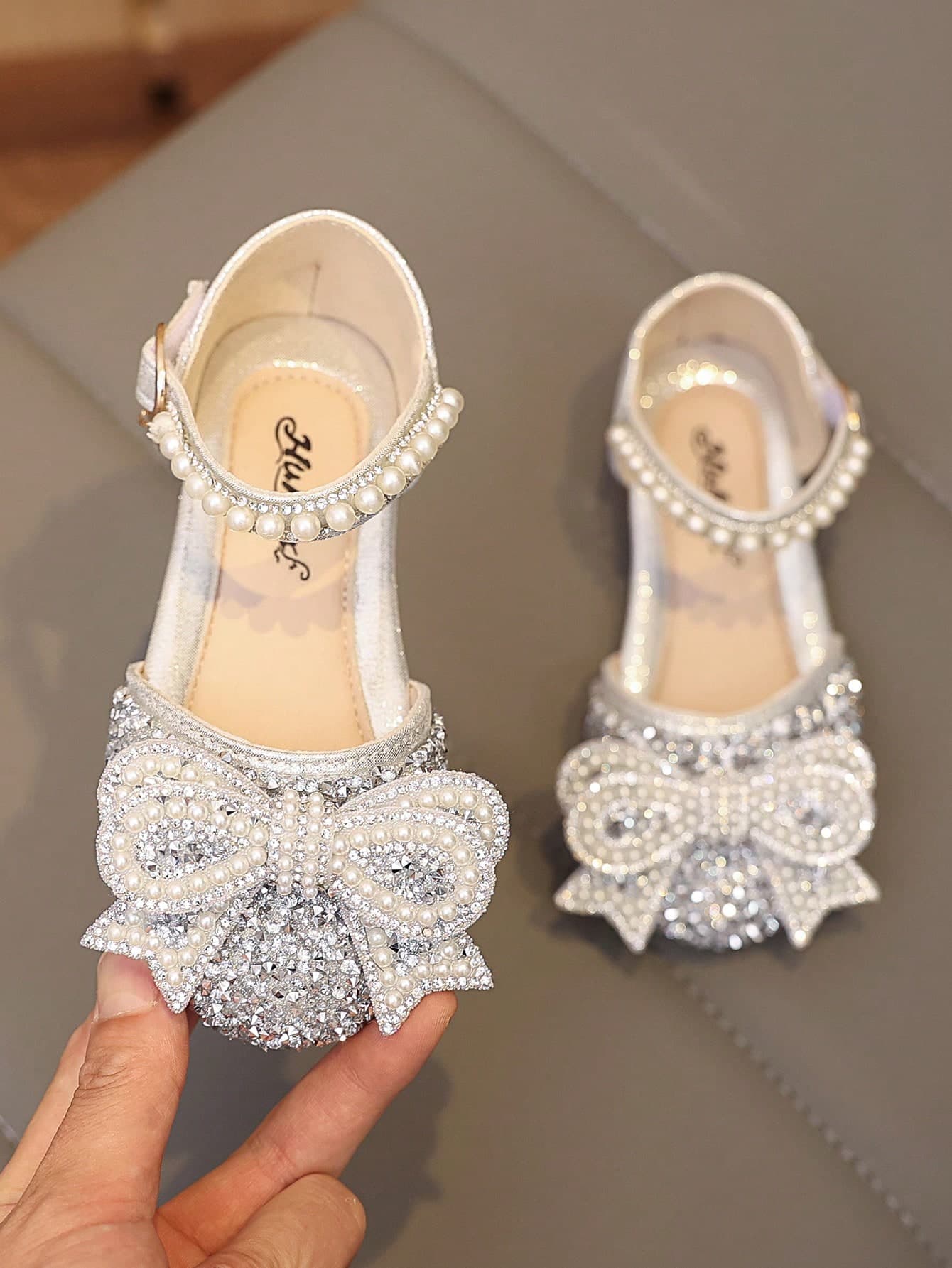 1 Pair New Fashion Versatile Pink Girl's Pearl & Rhinestone Bow Decor Cute Flat Sandals, Round Toe, Suitable For Daily Wear, Dancing, Outdoor In Spring & Autumn, Glitter Decoration Closed Toe Princess Shoes, Run Small By 1 Size