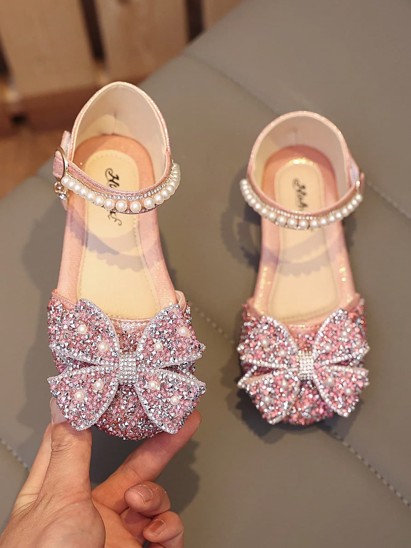 1 Pair New Fashion Versatile Pink Girl's Pearl & Rhinestone Bow Decor Cute Flat Sandals, Round Toe, Suitable For Daily Wear, Dancing, Outdoor In Spring & Autumn, Glitter Decoration Closed Toe Princess Shoes, Run Small By 1 Size