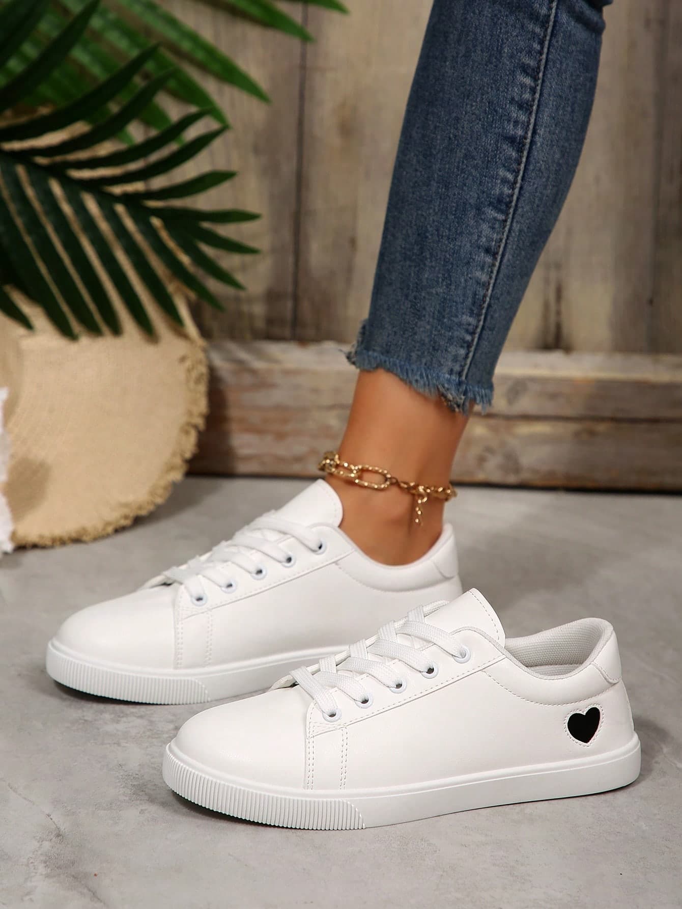1 Pair Women's Casual Lace-Up Skateboard Shoes, Black Color Block Heart Pattern PU Low-Top Outdoor Sports Sneakers