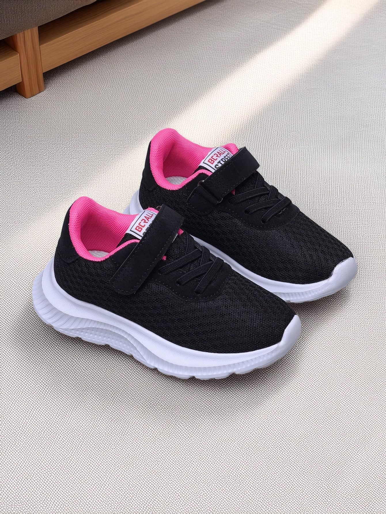 1 Pair Kids Breathable Mesh Casual Hook And Loop Shoes, Rose Red, Sporty & Casual Style For Girls