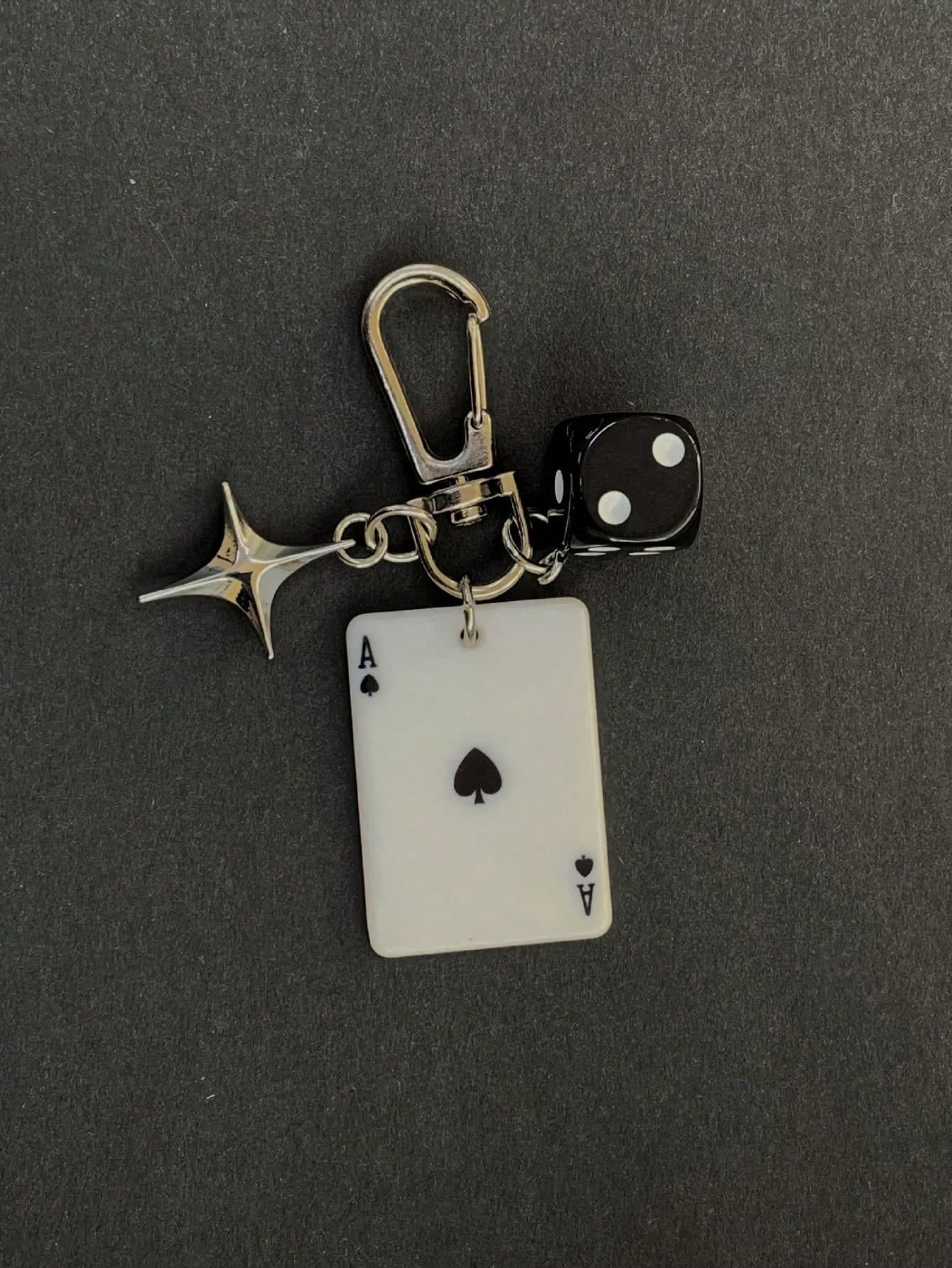 1pc New Creative Cartoon Dice Keychain, Acrylic Playing Card Pendant, Unisex Fashion Personalized Bag Charm, Composed Of Dice, Playing Cards And Stars, Suitable For Sports, Can Be Used As Bag Accessory, Family Gift, Friend Gift, Student Gift, Lover Gift, Birthday Gift, Teacher Gift Or Souvenir