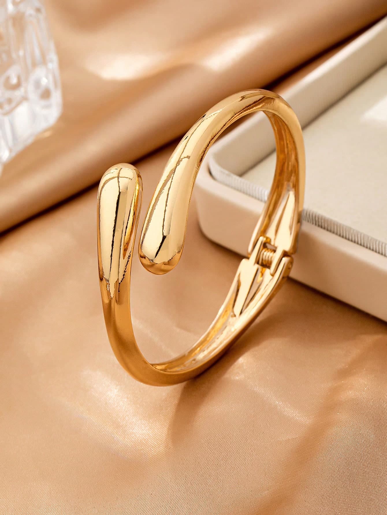 1pc Multicolor Symmetric Double Water Drop Shaped Fashion Bracelet. Exquisite, Sweet, And Elegant Style