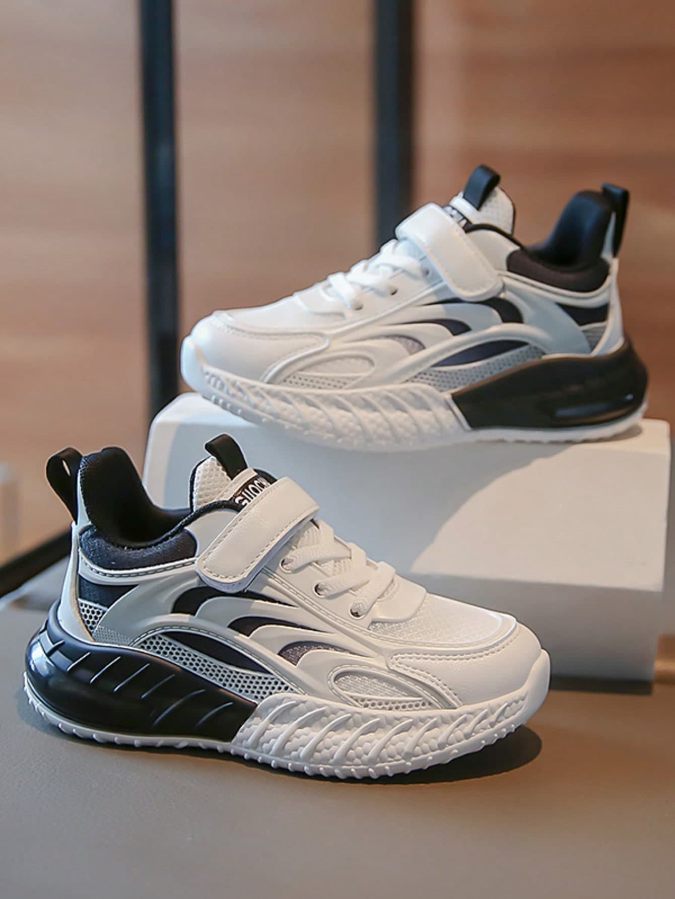 1 Pair Black & White Kids' Sports Shoes, Soft & Non-Slip Sole, Fashionable & Versatile For All Seasons Outdoor Wear