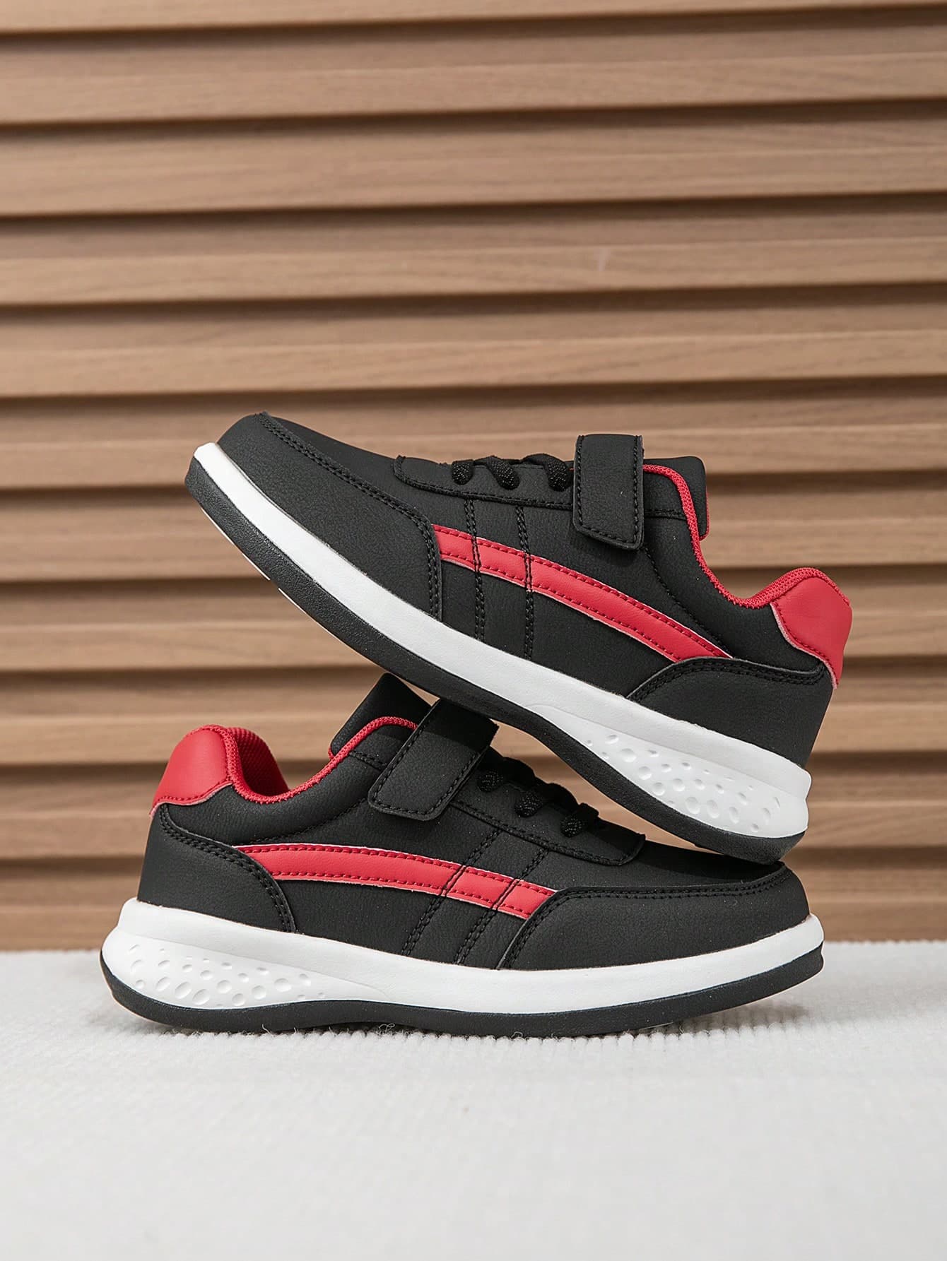 1 Pair Kids Black & Red Fashion Casual Shoes, Shock-Absorbing Sole Design Sneakers Running Shoes, Boys & Girls Daily Wear Sports Shoes, Hook & Loop Easy On/Off Hiking Shoes
