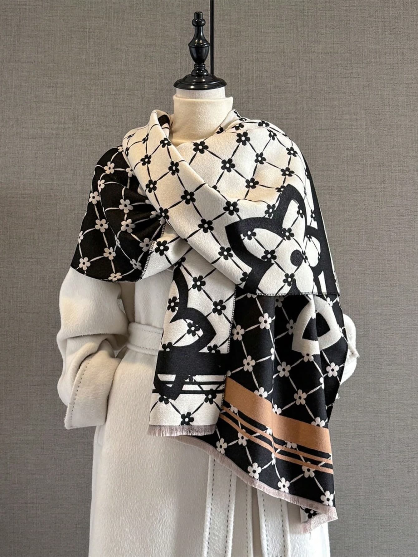 1pc Elegant Clover Pattern Jacquard Scarf, Warm And Fashionable Shawl For Women, Suitable For Air-Conditioned Rooms, Autumn/Winter For Dress
