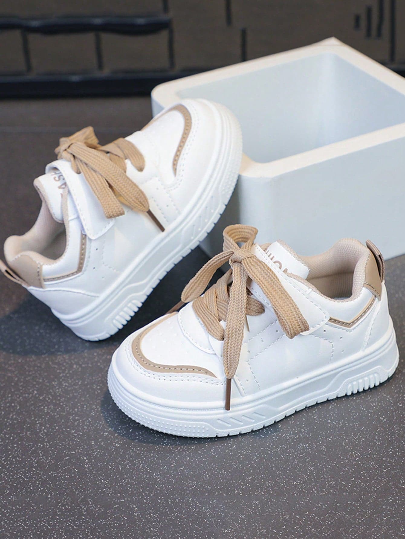 1 Pair Hook And Loop Closure Kids Shoes, Low-Top Thick Sole Boys Sports Shoes, Girls White Sneakers, Children Shoes, Baby Shoes, Fashionable And Comfortable Baby Sports Shoes