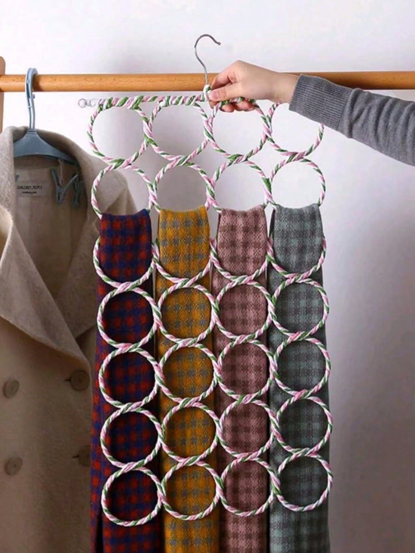 28-Ring Scarf & Tie Rack, Multi-Ring Tie Display Stand, Parrot Climbing Rack Inspired Colorful Woven Belt Organizer, Foldable Multi-Functional Hanging Storage Rack, Space-Saving Closet Accessory For Home Use, Portable Foldable Design, Holiday Gift, Daily Styling And Wardrobe Organization Solution