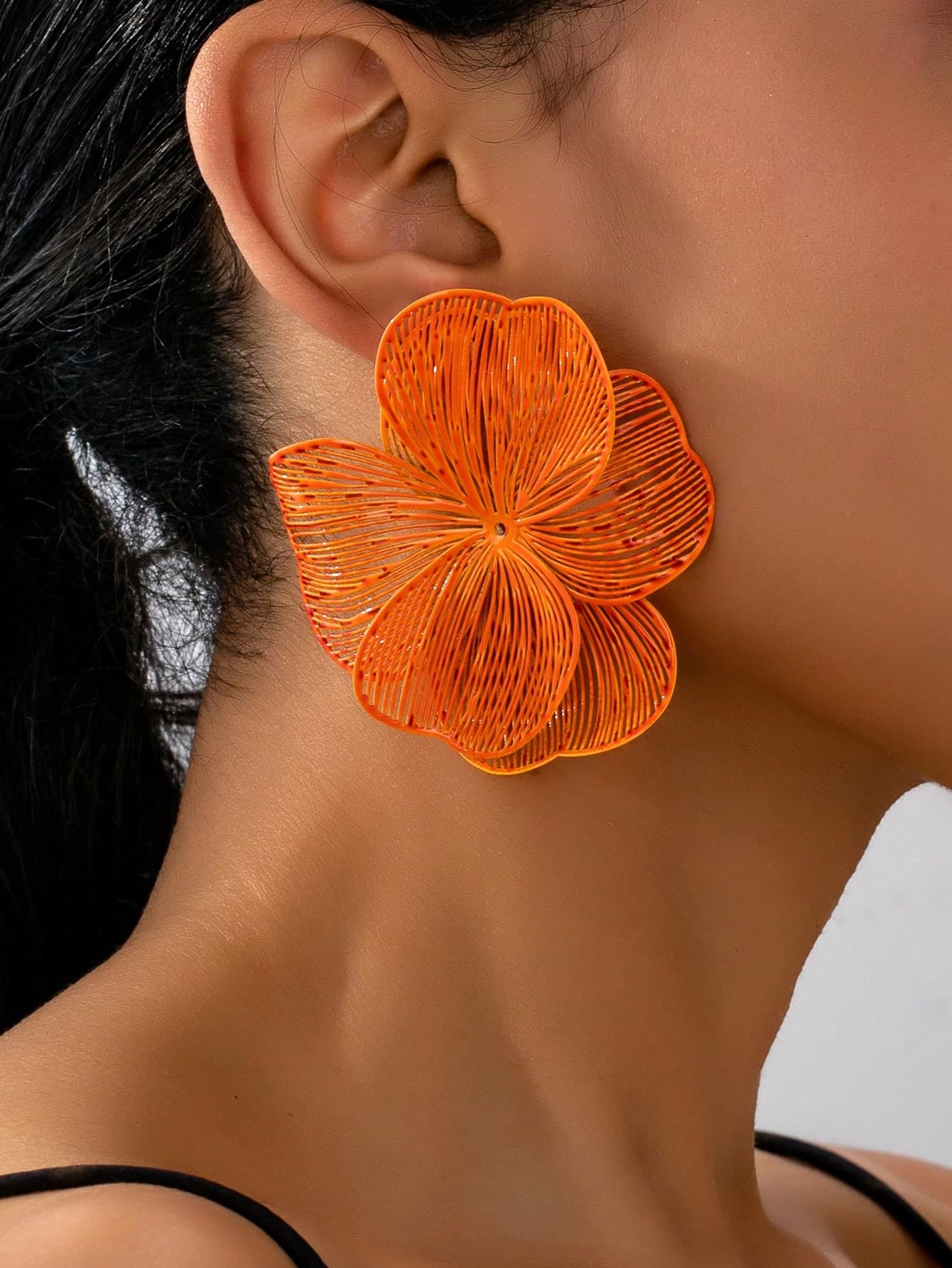 1 Pair Vintage Elegant Hollow Chip Floral Women Fashion Earrings, Suitable For Gifts, Parties, Banquets And Daily Wear
