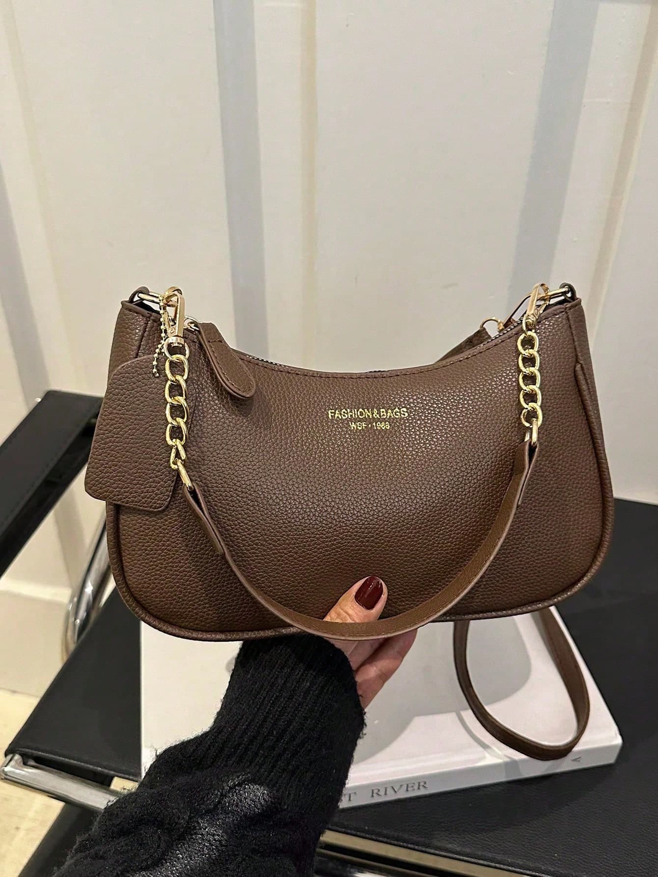 Fashionable Solid Color Letter Versatile Minimalist Women's Underarm Crossbody Bag, Elegant Chain Shoulder Bag, Suitable For Shopping, Wallet, Shopping, Young Women, College Students, Newlyweds, White-Collar. Ideal For Office, School, Work, Business, Commuting, Outdoor Activities, Travel, Outings And Other Occasions.