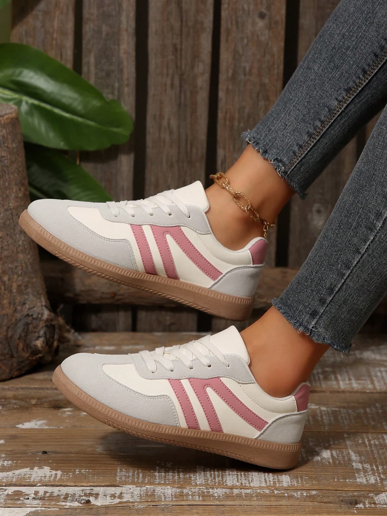 1 Pair Women's Casual Geometric Pattern Flat Round Toe Lace-Up Sneakers, Fashionable & Versatile