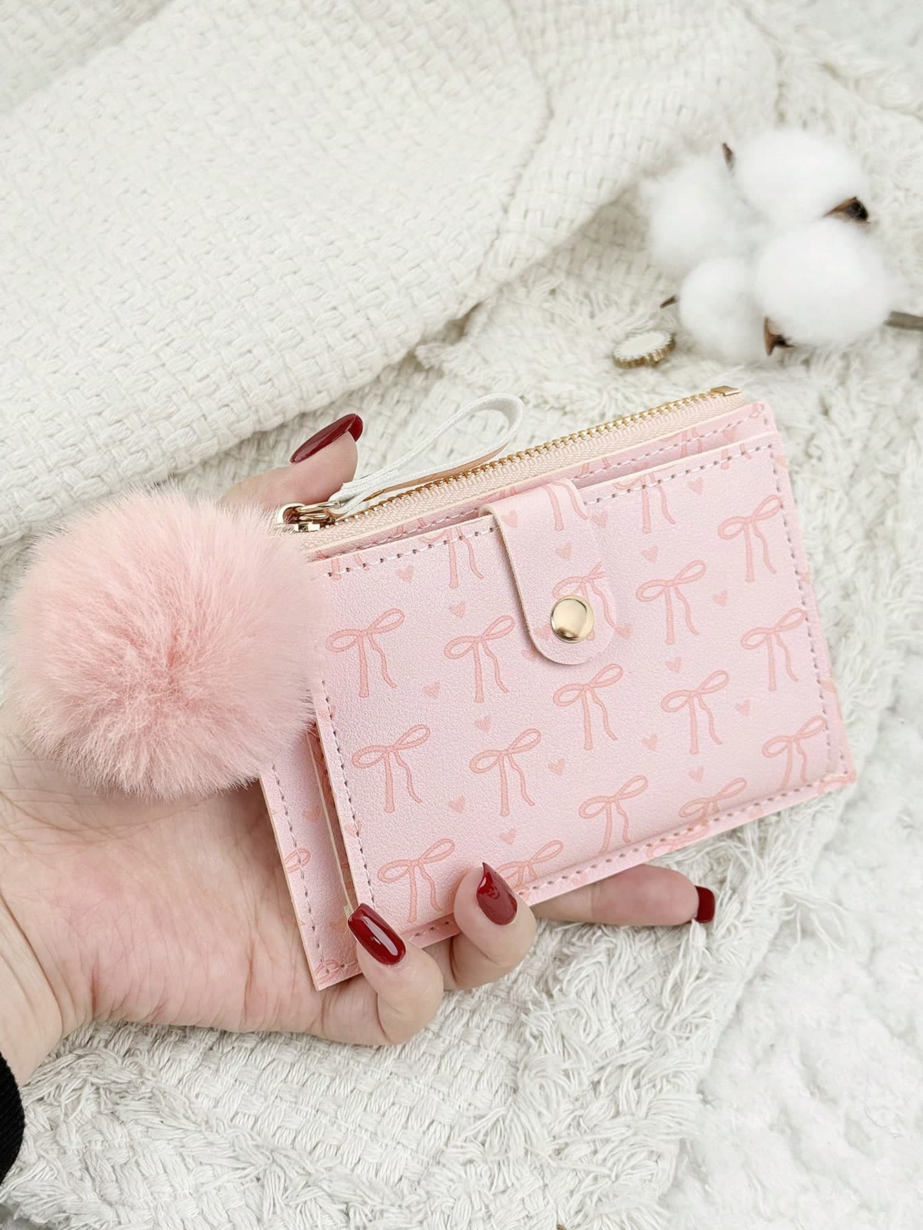 This Pink Bowknot Heart Pattern Card Holder With A Furry Pom-Pom Pendant Is Fashionable, Lightweight And Portable. It Can Hold Cash, ID, Credit Cards, And Coins, Making It An Ideal Gift For Birthdays, Anniversaries, Christmas, Valentine's Day, And Other Occasions For Loved Ones, Ladies, Girls, Teenagers, College Students, And Students. It Is Also Suitable For School Dorms And Back-To-School Season.