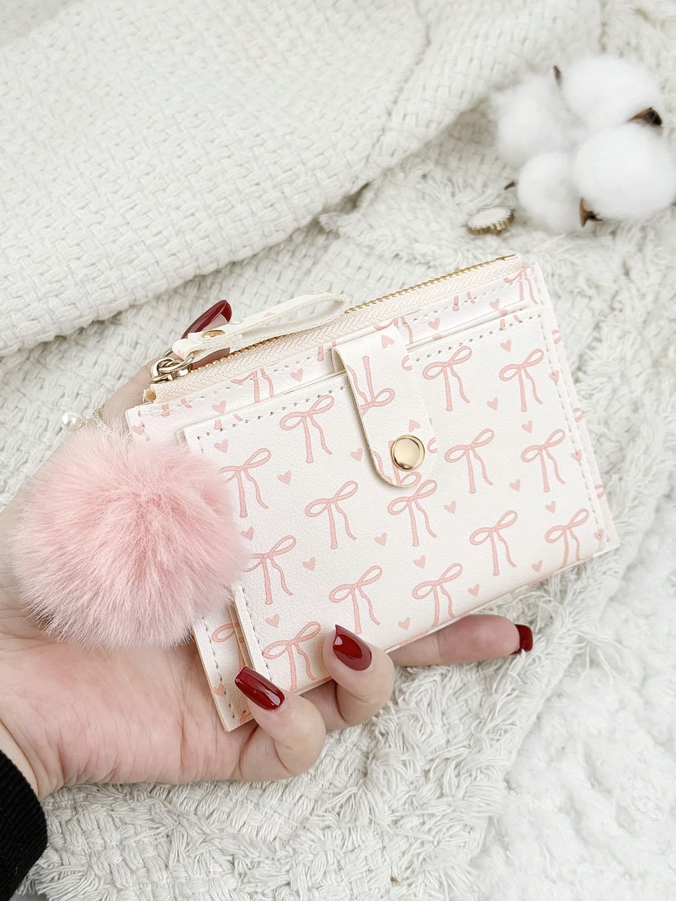 This Pink Bowknot Heart Pattern Card Holder With A Furry Pom-Pom Pendant Is Fashionable, Lightweight And Portable. It Can Hold Cash, ID, Credit Cards, And Coins, Making It An Ideal Gift For Birthdays, Anniversaries, Christmas, Valentine's Day, And Other Occasions For Loved Ones, Ladies, Girls, Teenagers, College Students, And Students. It Is Also Suitable For School Dorms And Back-To-School Season.