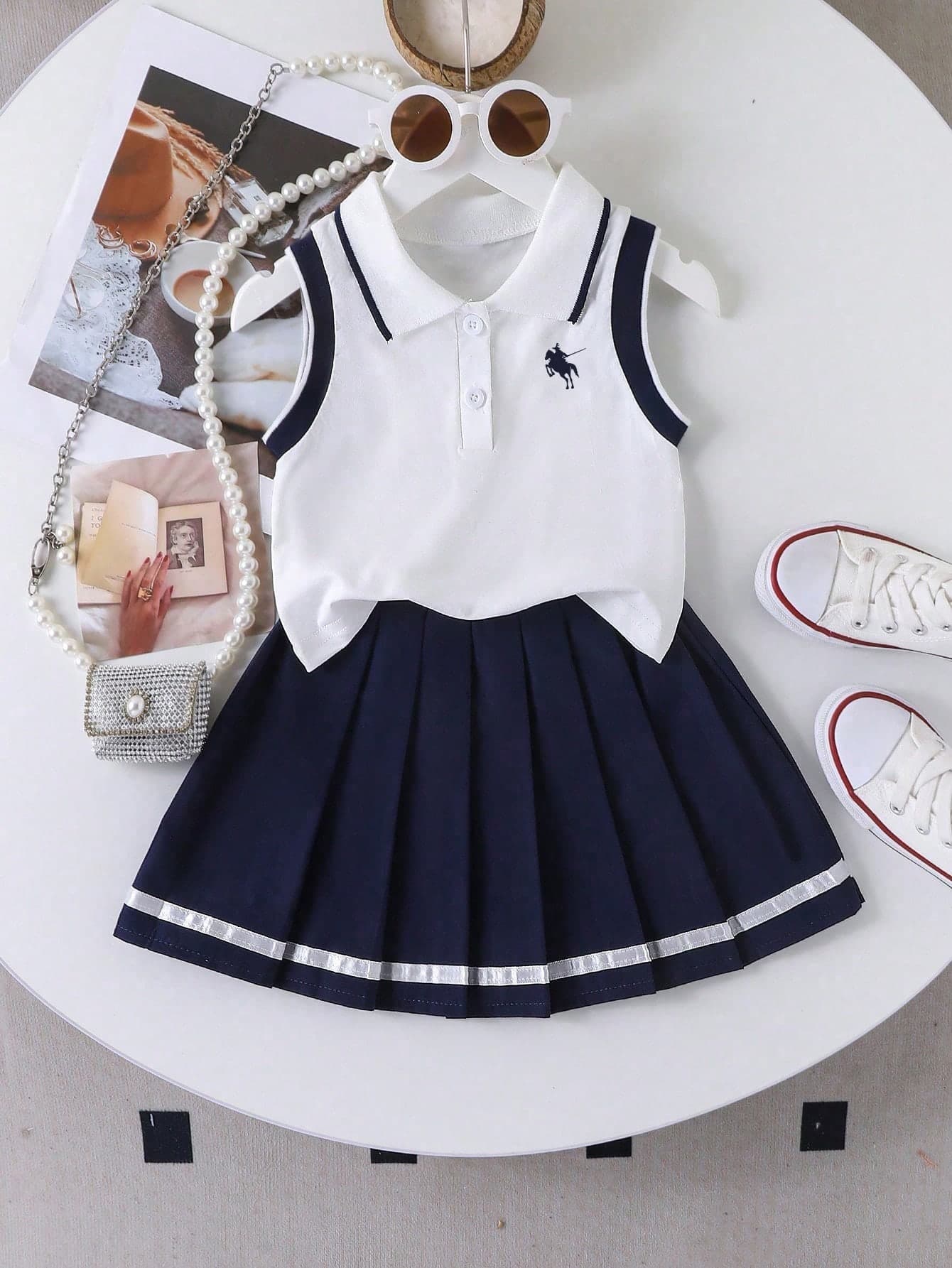 Young Girl Contrast Color Knight Print Polo Shirt And Pleated Skirt Set