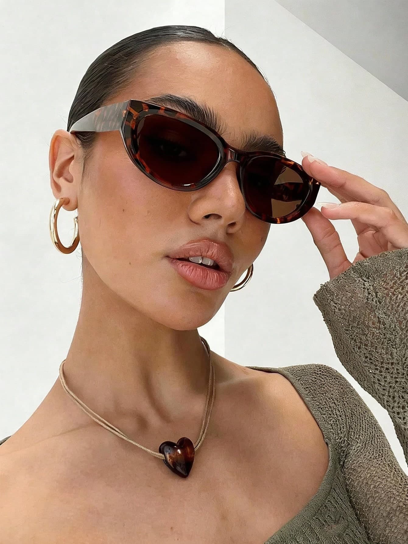 This Classic European And American Fashion Casual Oval Small Frame Glasses Are Elegant And Beautiful, Suitable For Women To Wear In Various Seasons, Including Halloween, Autumn And Winter, Business Casual, Y2K Music Festival, Summer Beach Vacation, Outdoor Travel And Other Occasions. The Casual Cat-Eye Frame Design Is Suitable For Going Out And Back To School.