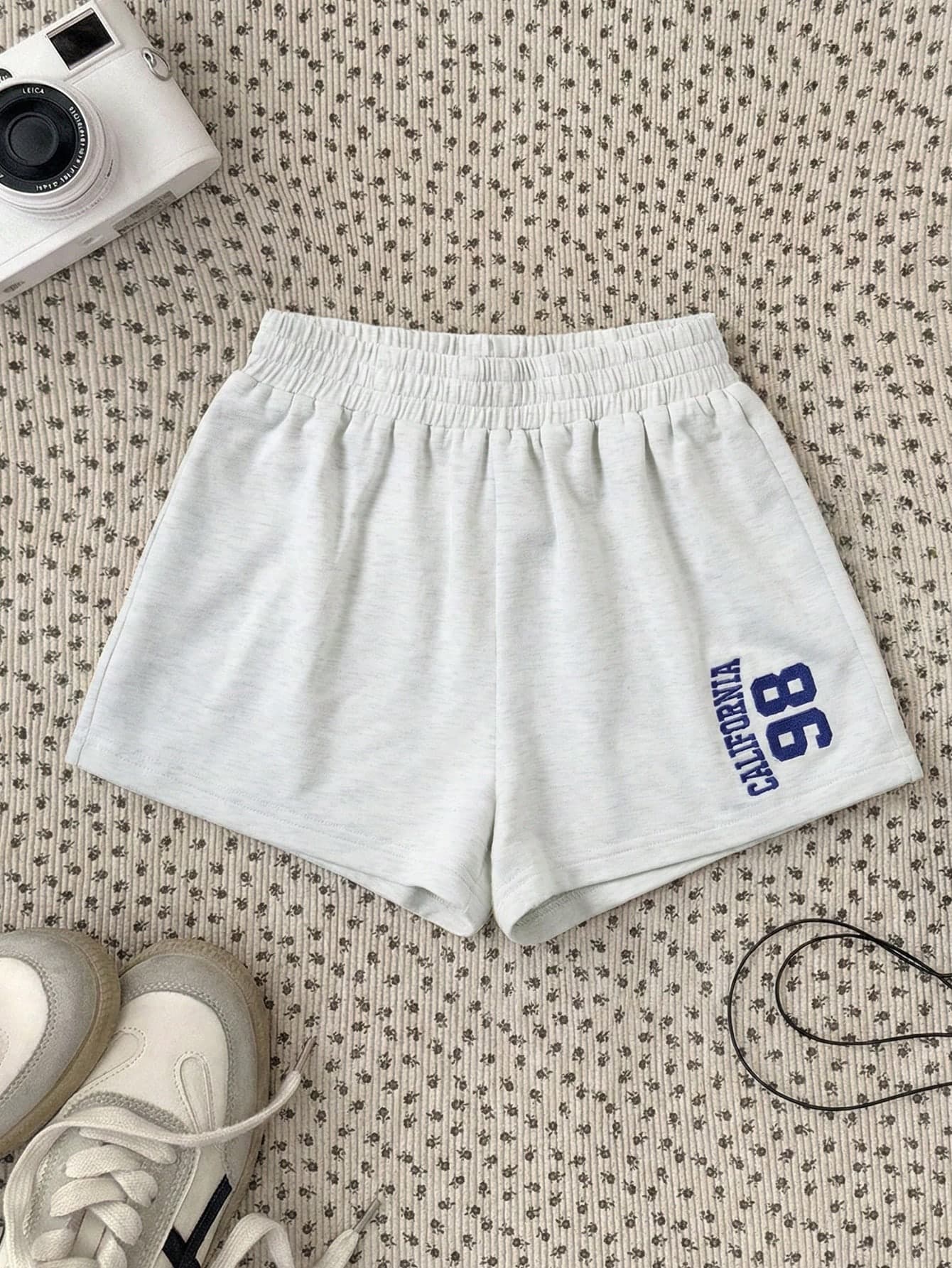 Girls' Grey Ditsy Floral 3/4 Shorts With Contrast Embroidered Number Decor, Suitable For All Seasons, Streetwear, Sportswear, Casual Style (JH25059)