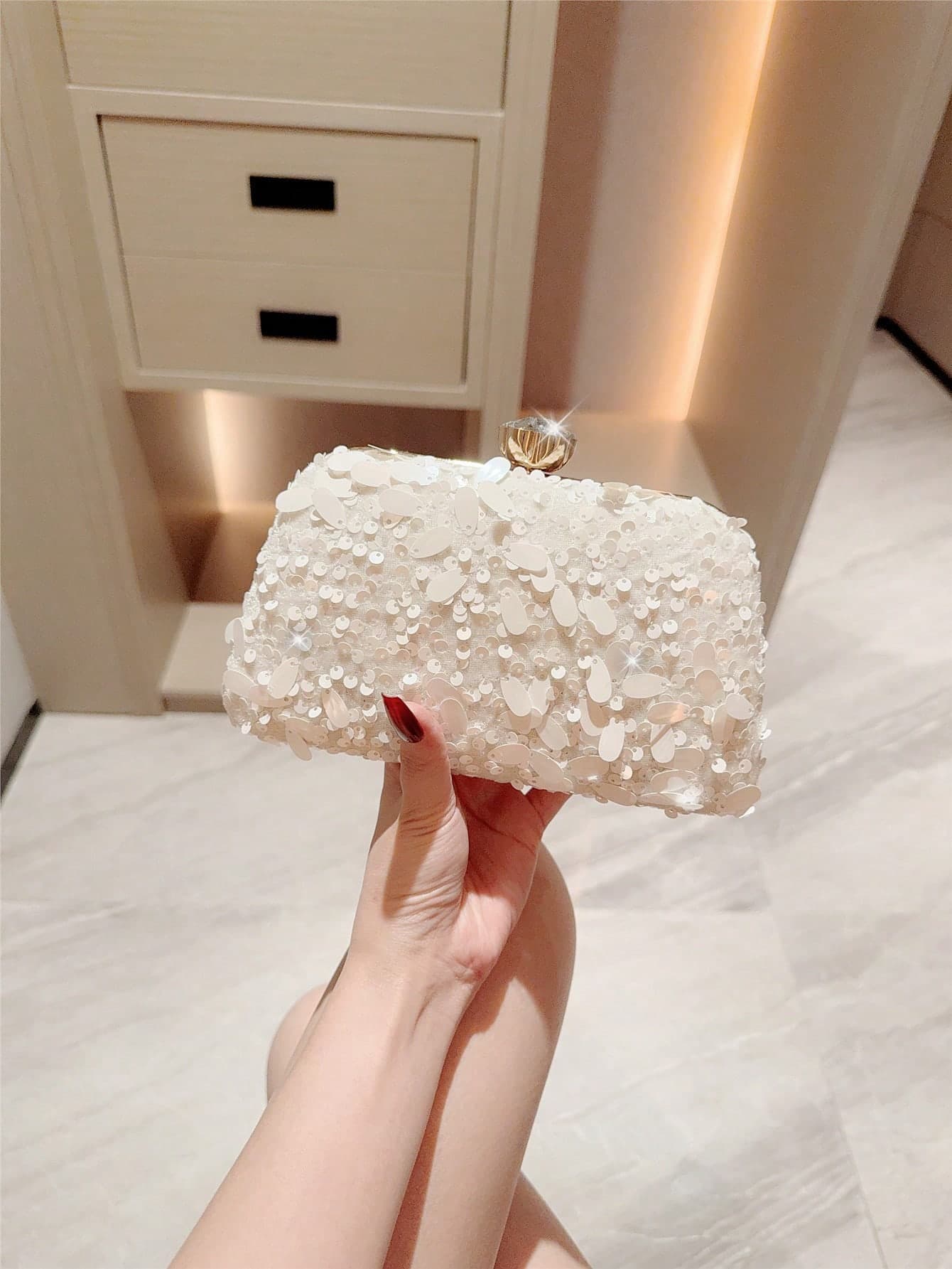 1pc Moonlit Eve Bag, White Floral Beaded Crossbody Bag, Vintage Chain Strap Evening Clutch, Mini Square Box Bag, Suitable For Party Girls, Brides, College Students, Young Professionals, Versatile For Party, Prom, Wedding, Perfectly Matched With Party Accessories, Pattern Sent Randomly