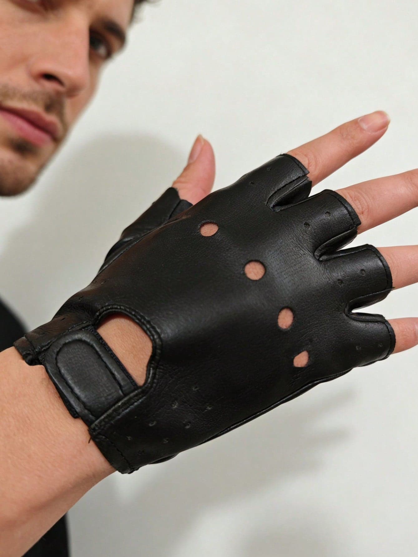 1 Pair Men's Street Dance Half Finger Leather Gloves, Suitable For Nightclub Pole Dancing, Dance Performances