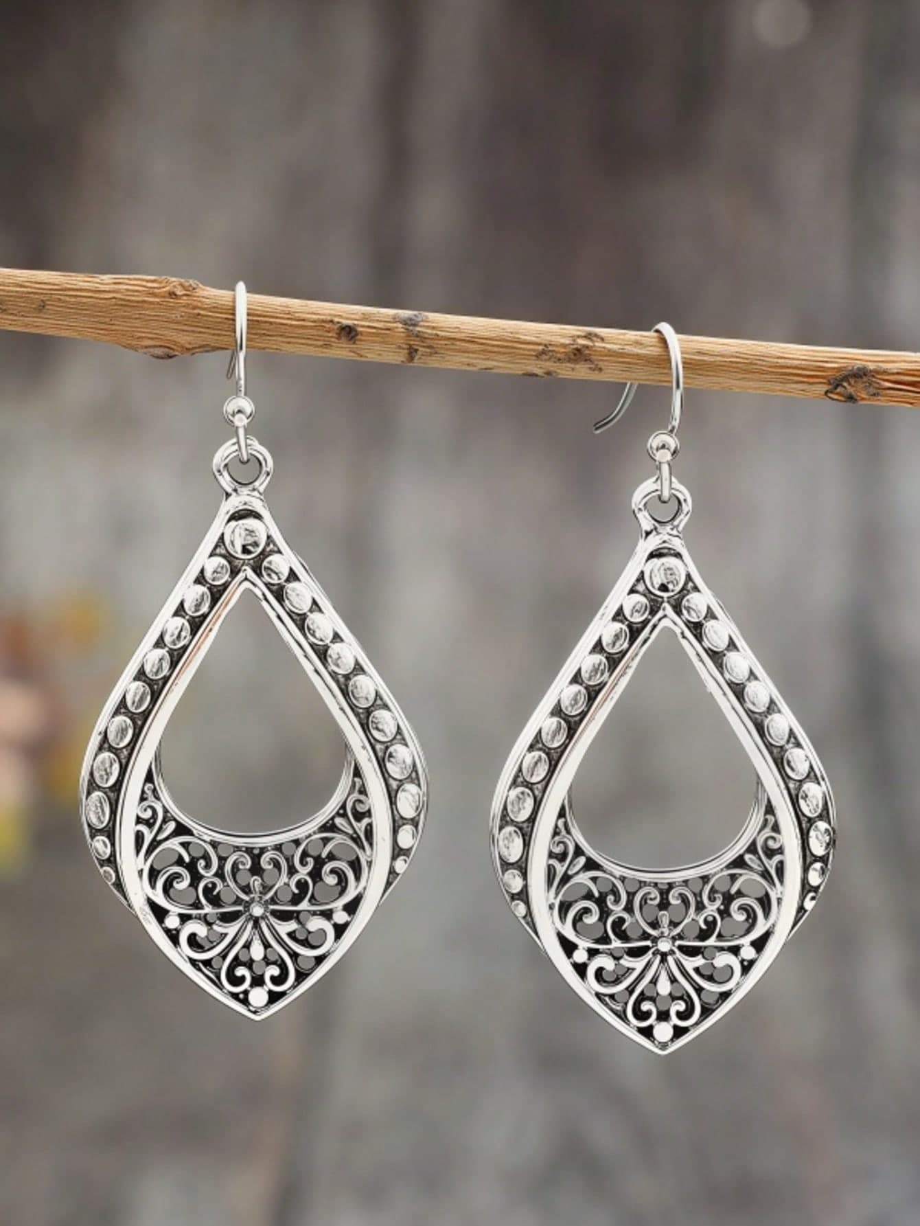 1 Pair Minimalist Vintage Bohemian Style Hollow Carved Metal Earrings