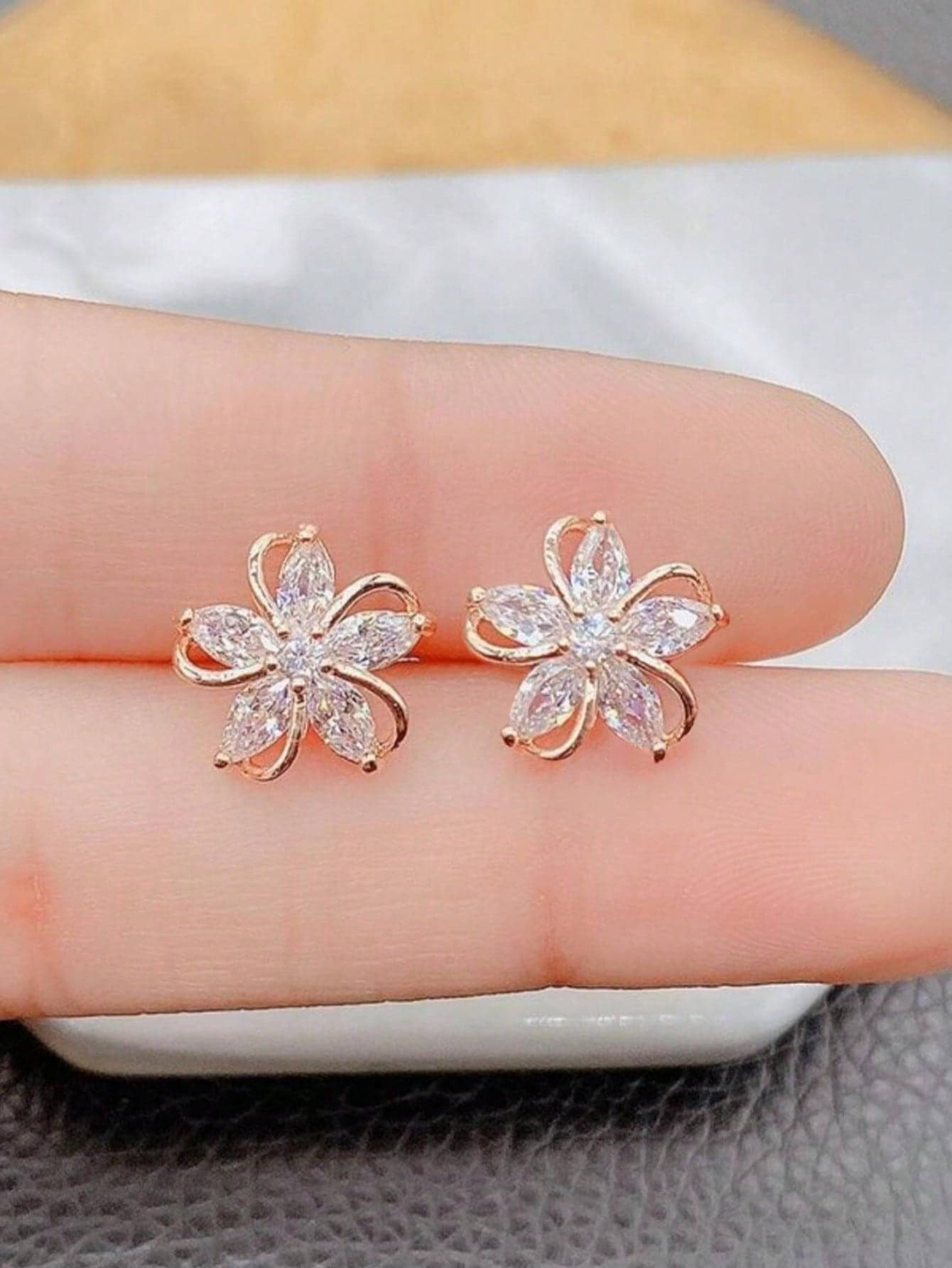 1 Pair Cute Transparent Zirconia Flower Stud Earrings, Suitable For Women's Wedding Wear, Shiny Crystal Fashion Bridal Jewelry
