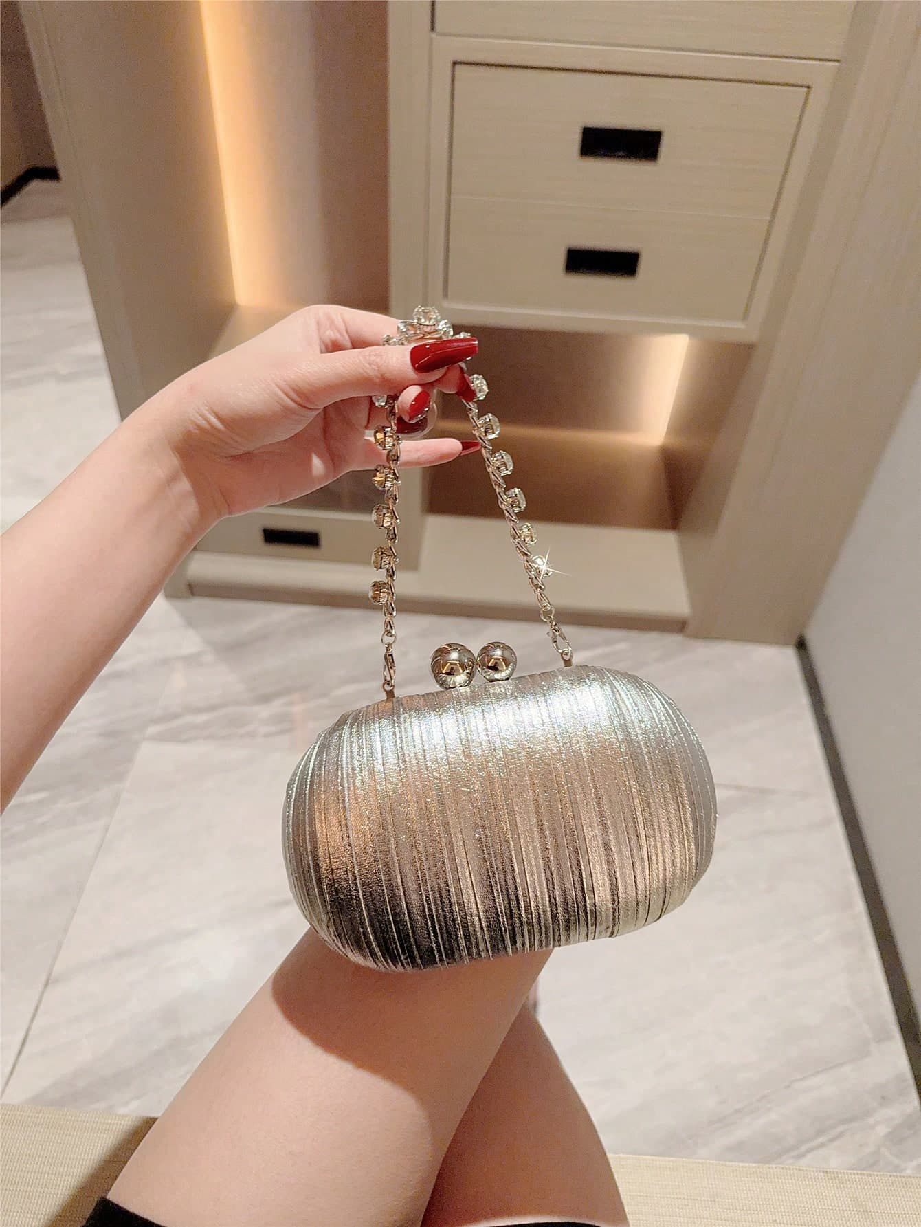 Moonlit Eve Bag - Silver Shimmery Pleated Mini Egg-Shaped Clutch, Elegant Metal Double Pearl Snap Design, Suitable For Party Girls, Brides, College Students, Young Professionals, Comes With Metal Chain