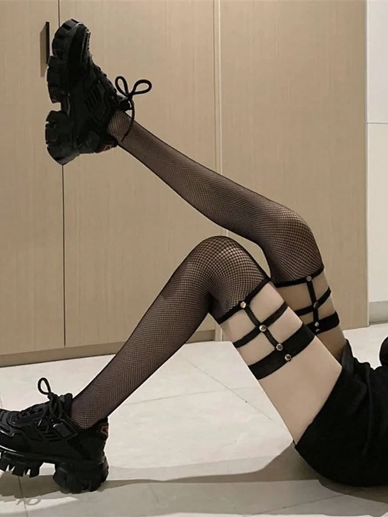 1 Pair Women's Rivet Decor Sexy Thigh High Stockings, Comfortable Lace Garter Belt, Black & White Sheer Stockings, Fishnet Lace Garter Stockings, Punk Style Garter Belt, Sexy Garter Stockings, Thigh Garter Belt, Breathable Thigh High Stockings, Women's Leg Garter Belt, Suitable For Cosplay, Party, Nightclub And Formal Occasions, Valentine's Day